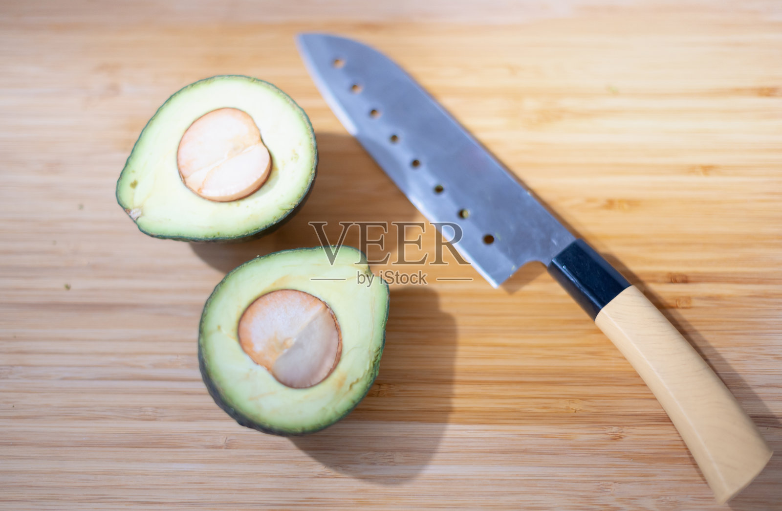 透明的碗混合水果和里面的刀准备混合水果制成冰沙，有利于健康和饮食。照片摄影图片