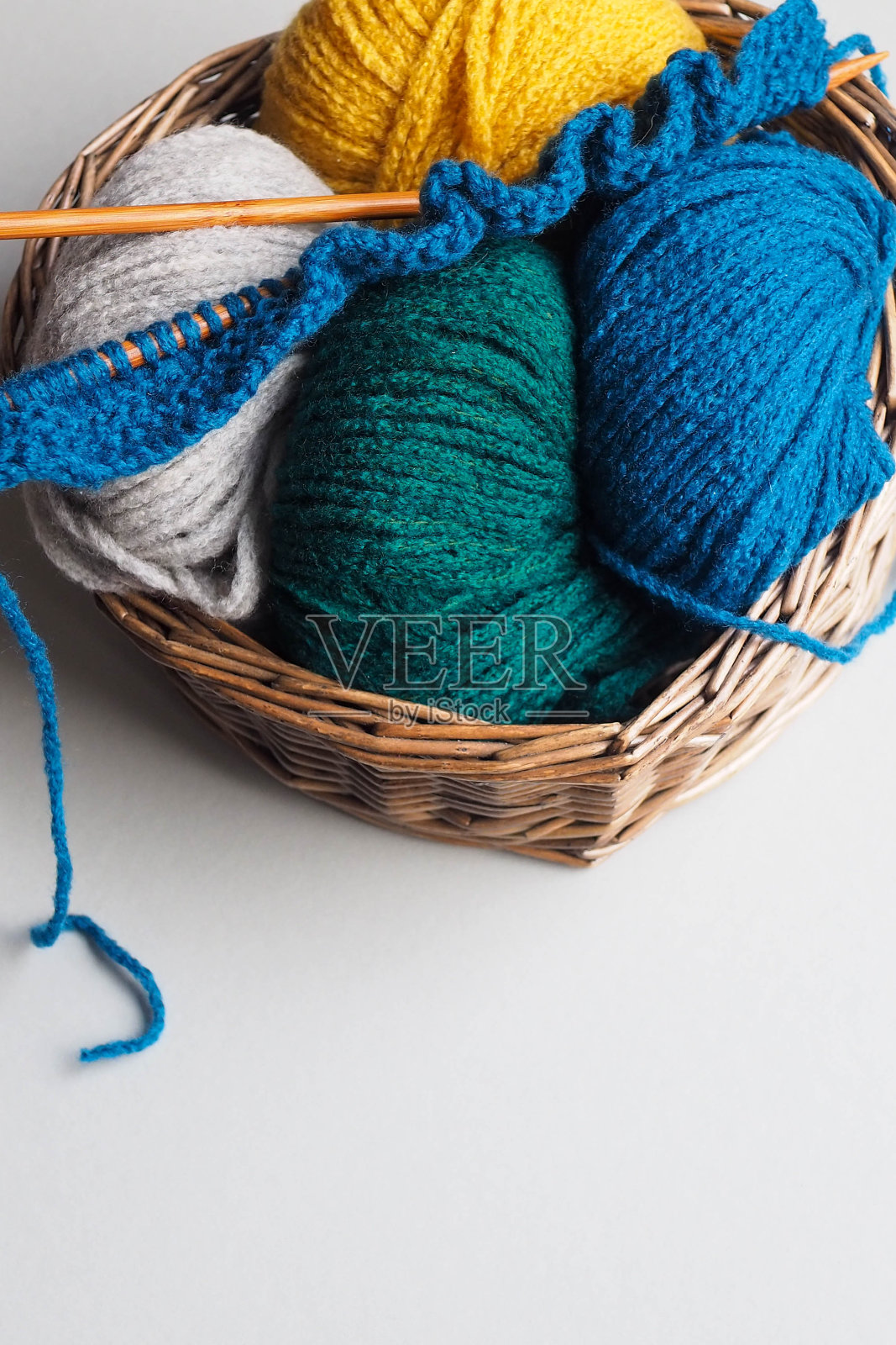 针织针与羊毛和现代设计照片摄影图片