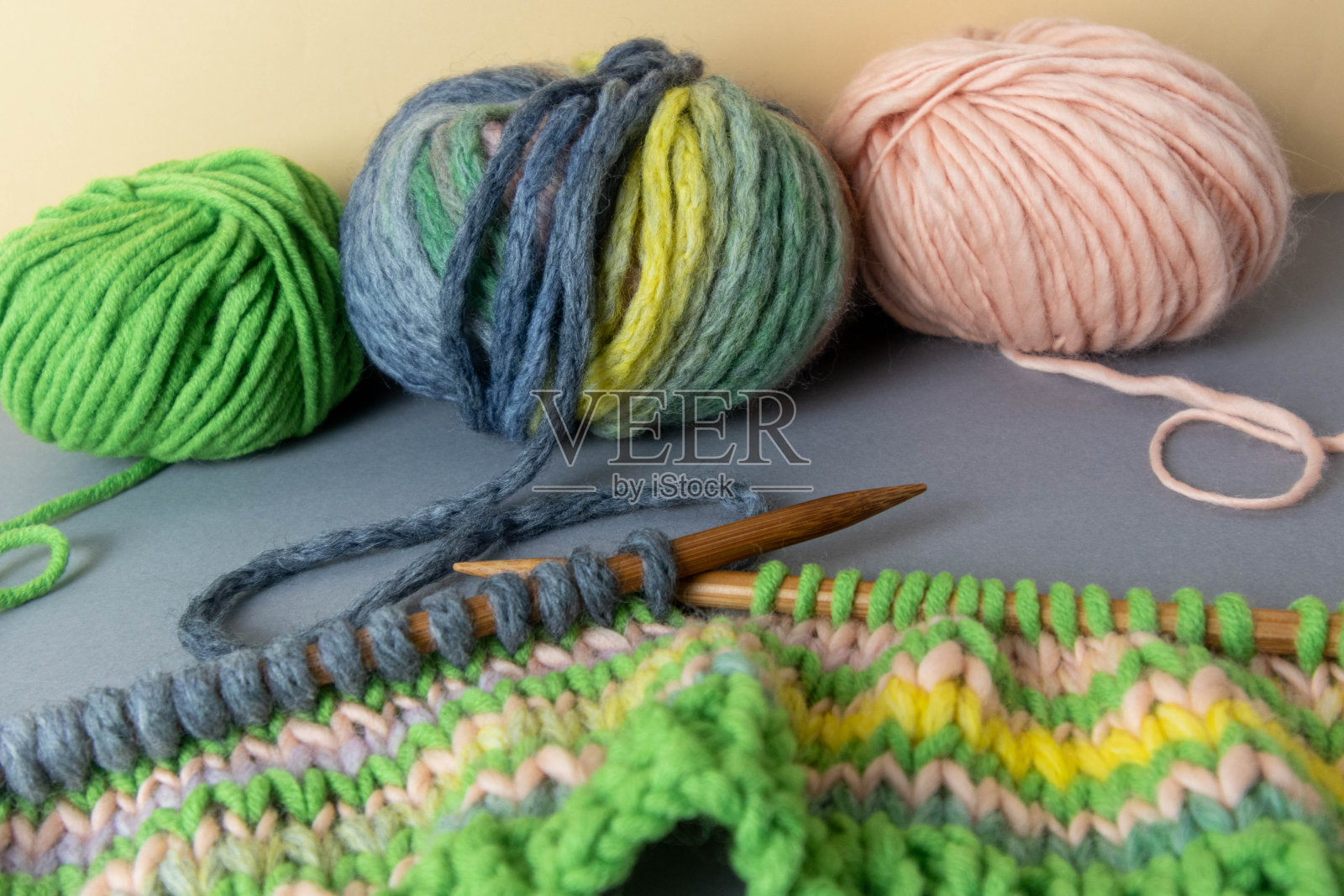 针织针与羊毛和现代设计照片摄影图片