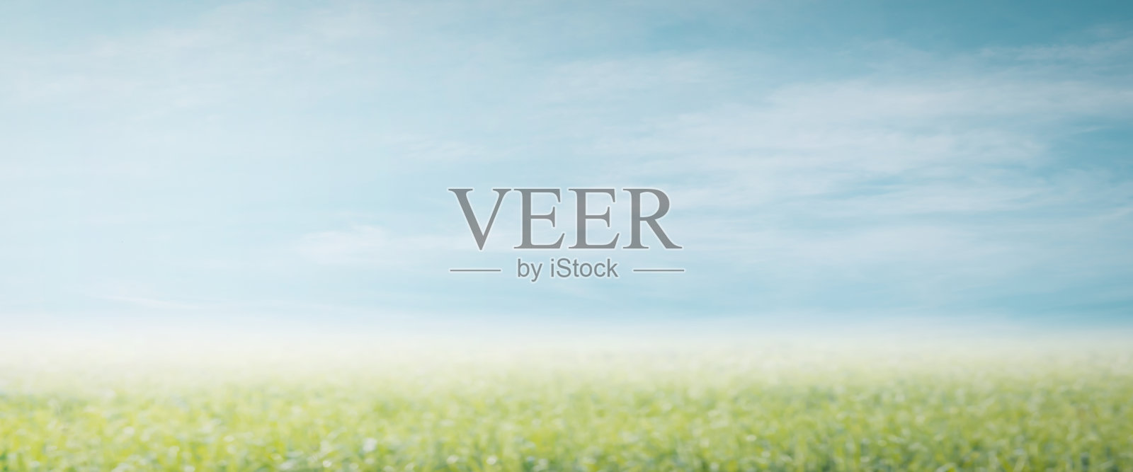 抽象模糊的早晨的自然天空散景场纹理背景概念为平静的信念地平线景观，干净的日落模糊的光，阳光在沙滩颜色的蓝绿色，放松秋天的天气。照片摄影图片