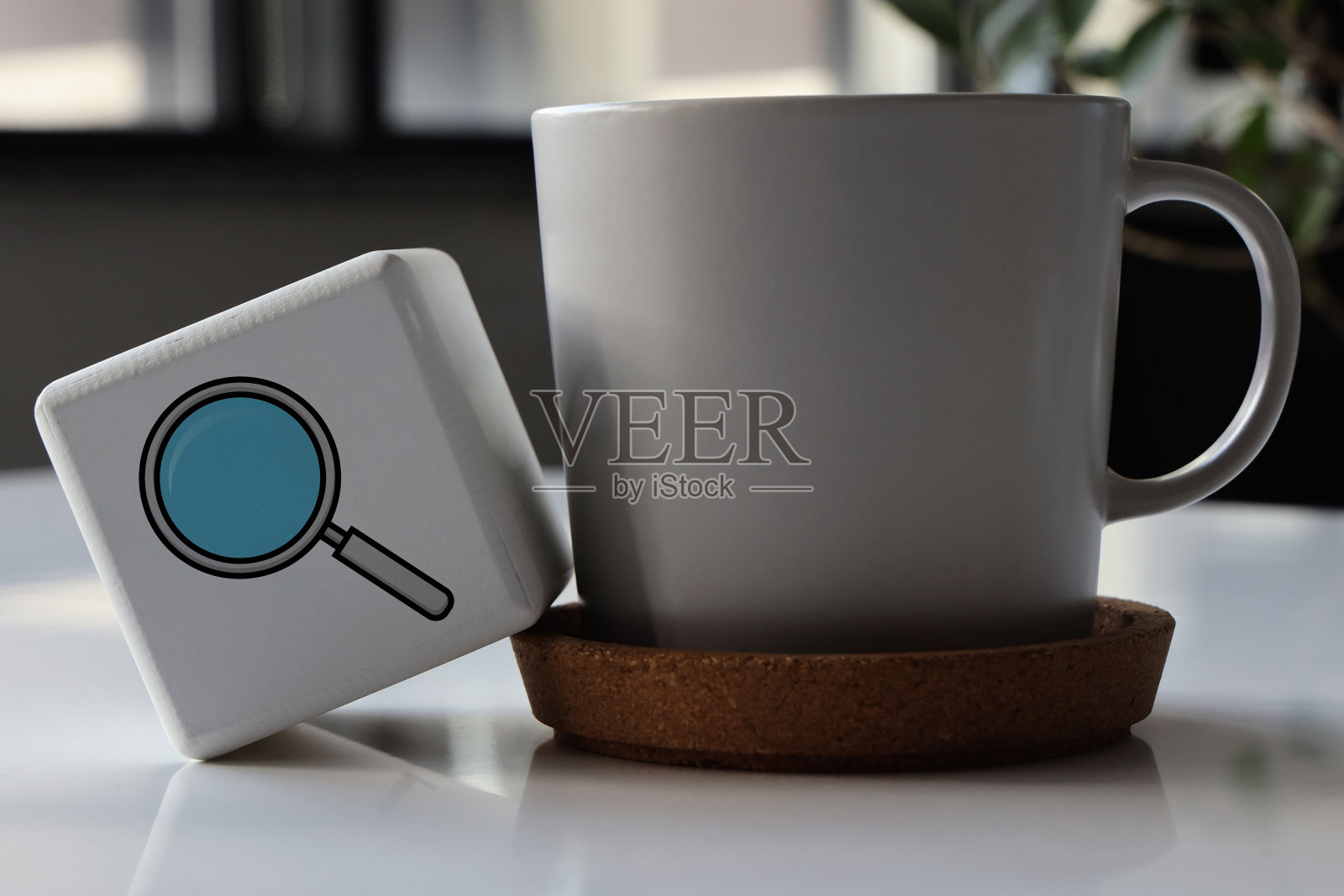 咖啡杯和放大镜照片摄影图片
