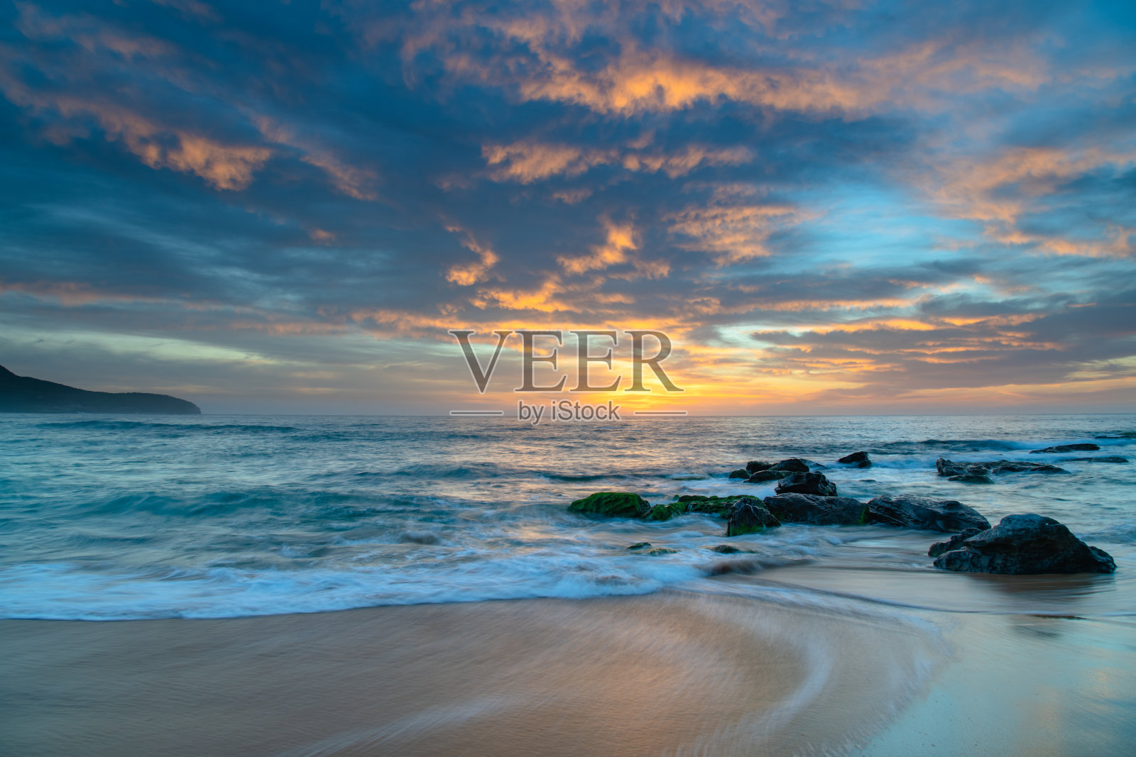 高高的云，美丽的日出海景照片摄影图片