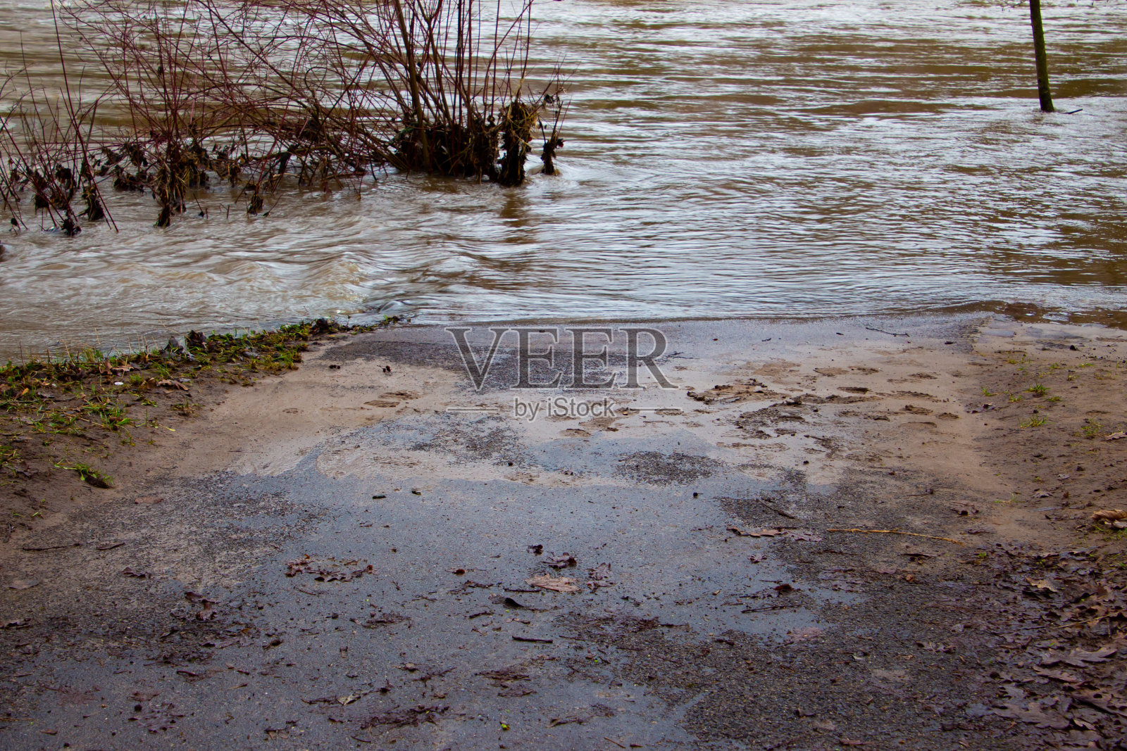 通往洪水泛滥的河流的人行道照片摄影图片