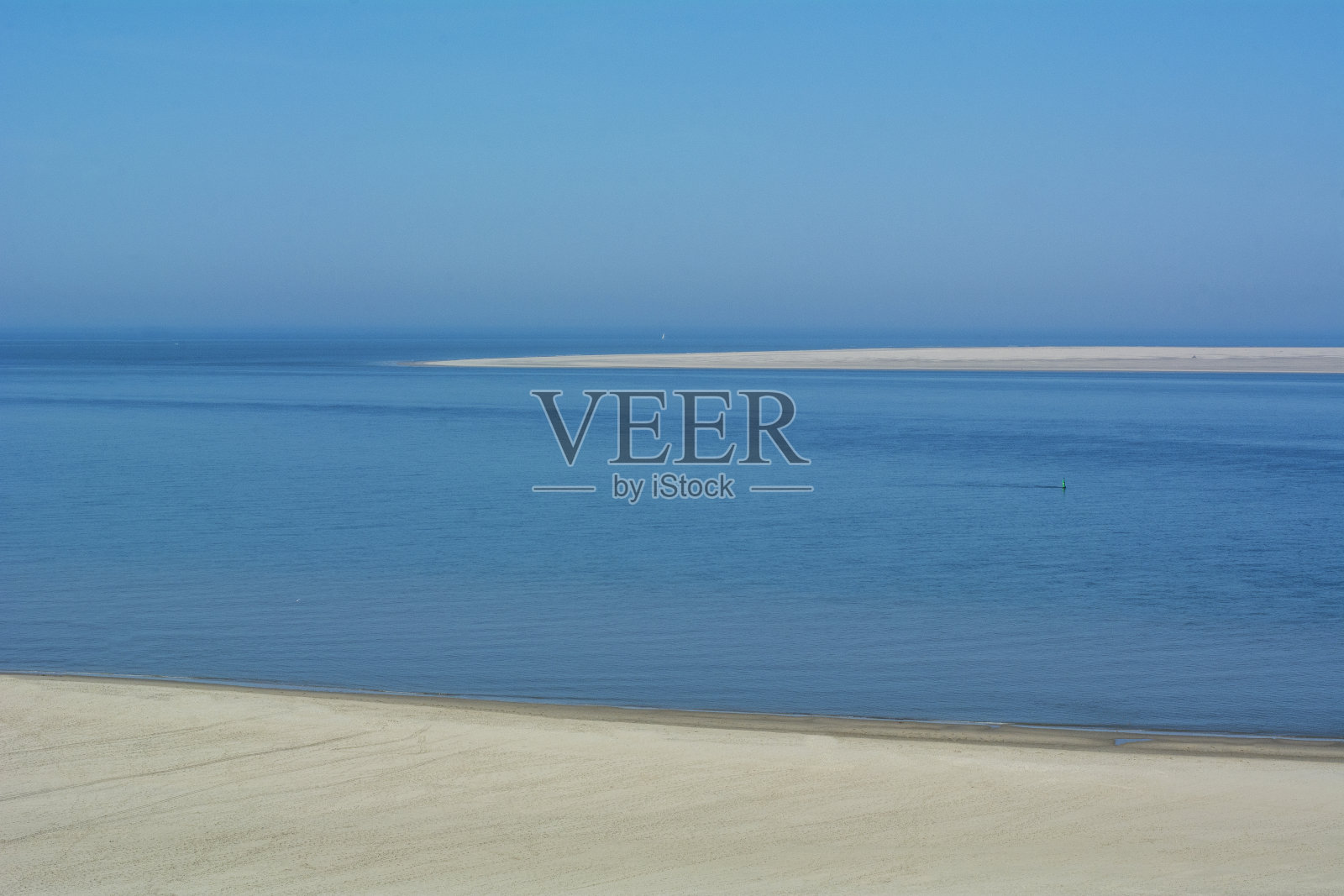 阳光下，湛蓝的大海，蔚蓝的天空，空旷的沙滩照片摄影图片