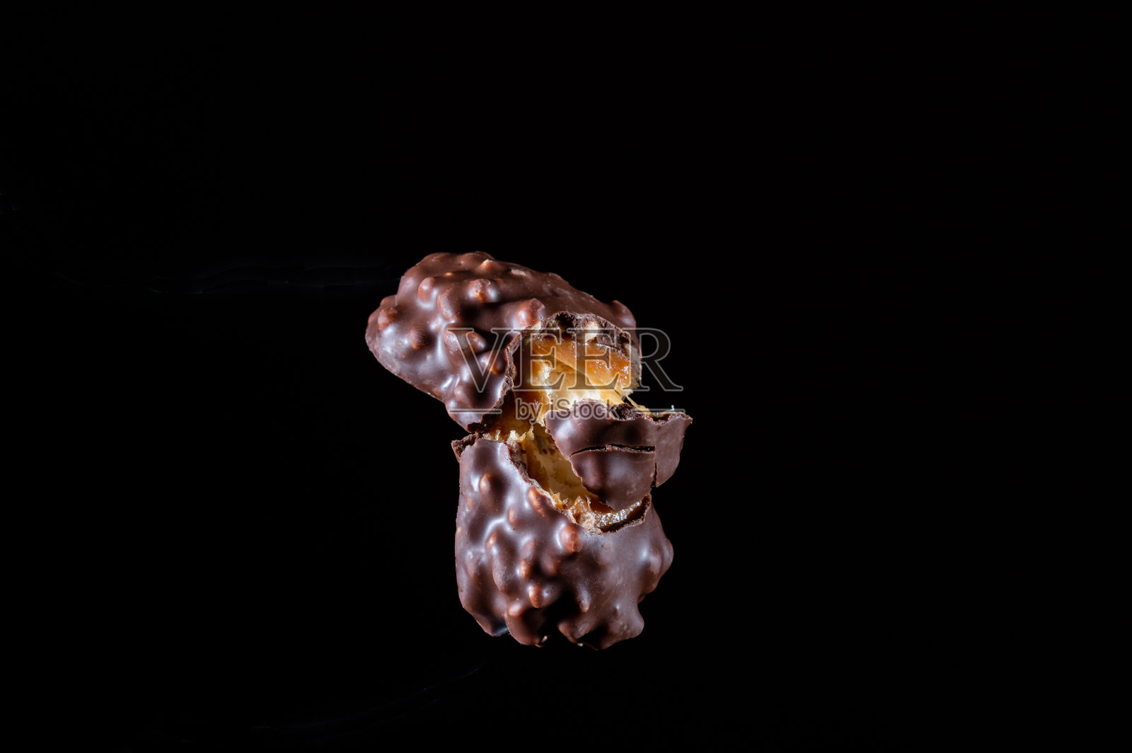 巧克力棒的侧视图。焦糖巧克力棒。巧克力糖果。侧视图。隔离。照片摄影图片