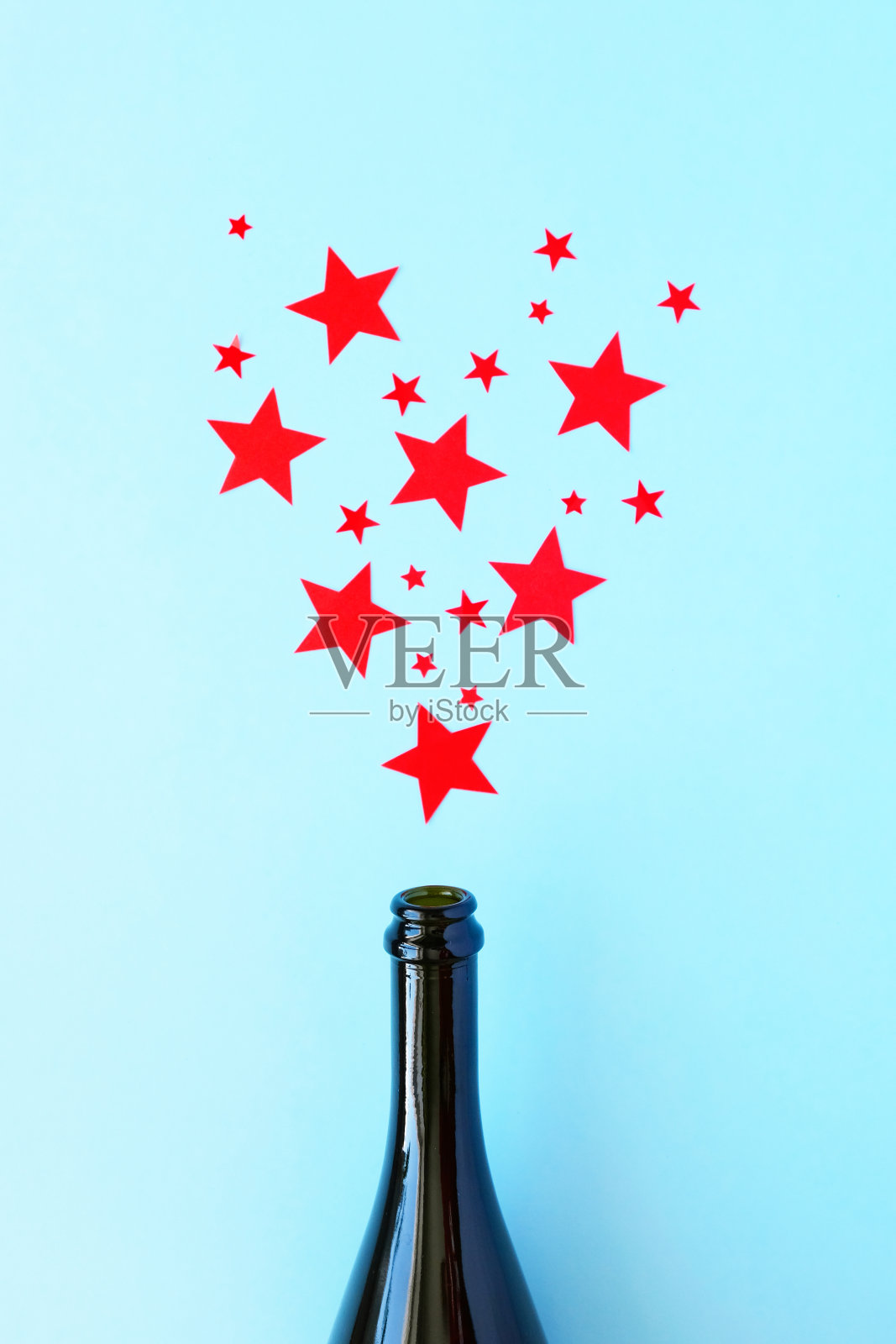 来自一瓶香槟的明星敬礼。2月23日的概念照片摄影图片