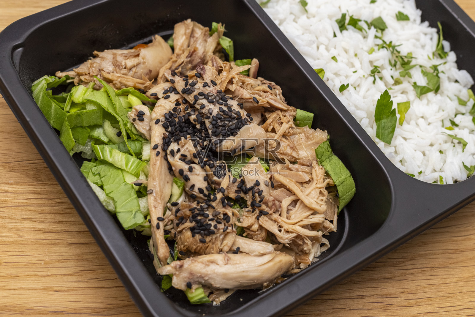 近距离观看鸡丝配米饭，外卖，健康饮食。盒子里的食物照片摄影图片