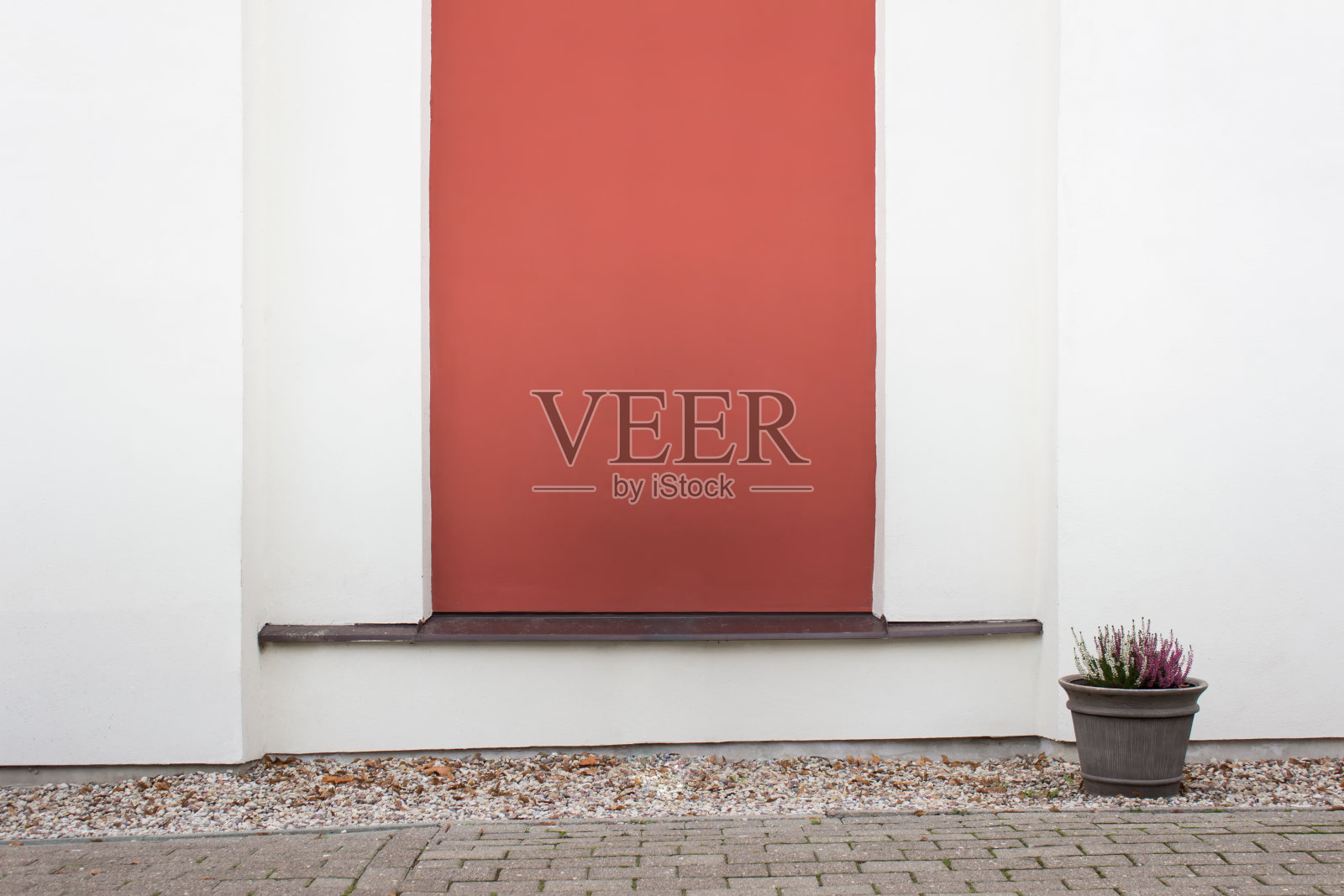 空白外墙与红色色调和盆栽植物照片摄影图片