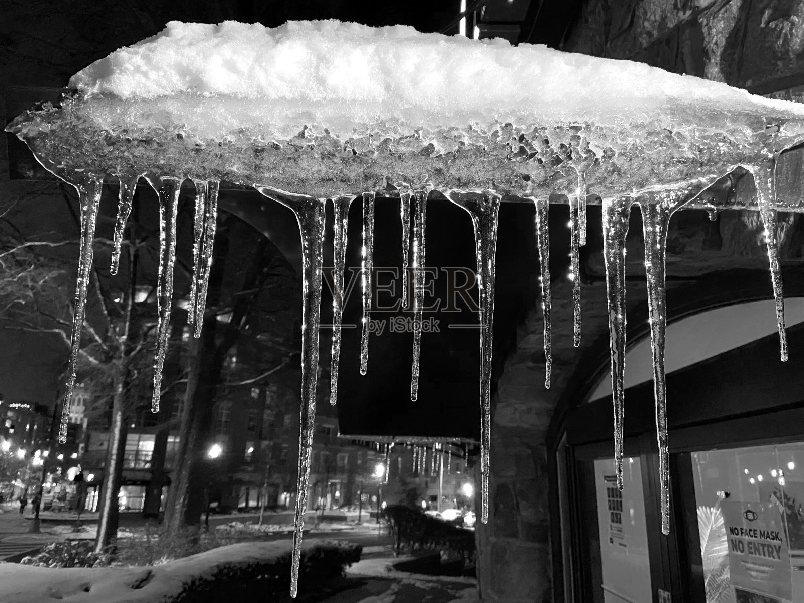 2月夜晚的冰冻冰柱照片摄影图片