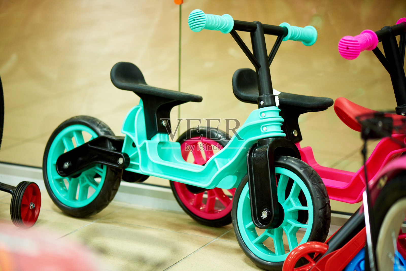 购物中心出售儿童自行车。照片摄影图片