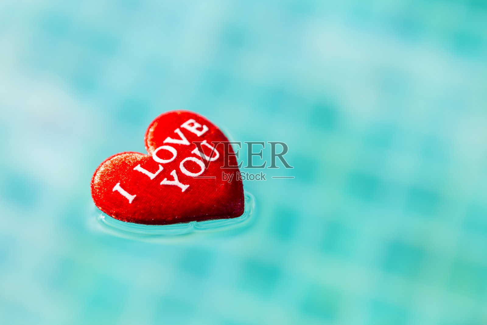 漂浮在泳池水上的红色爱心爱情讯息照片摄影图片