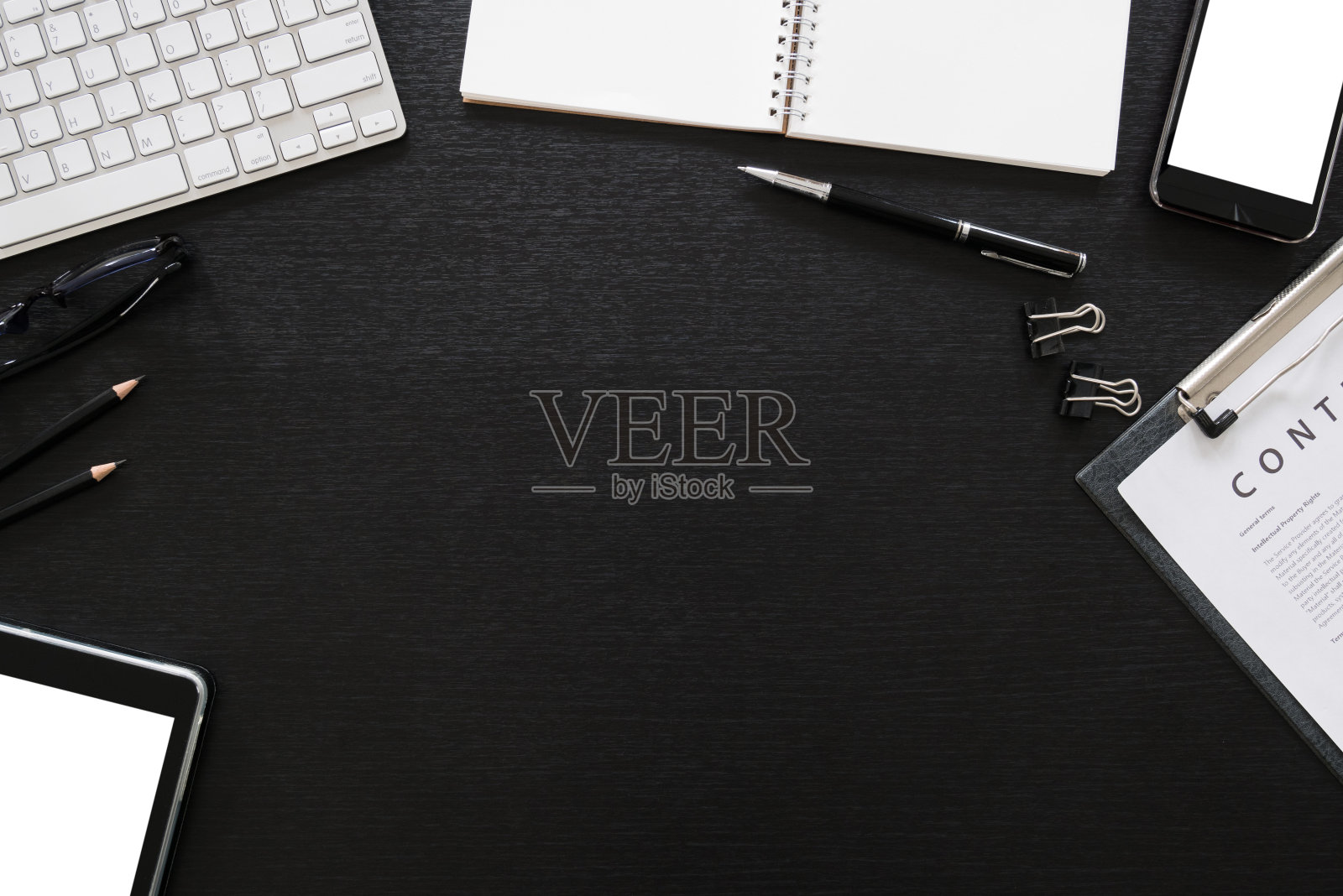 黑色办公桌子桌子与电脑，平板电脑，移动电话，和办公用品-桌面视图与拷贝空间照片摄影图片