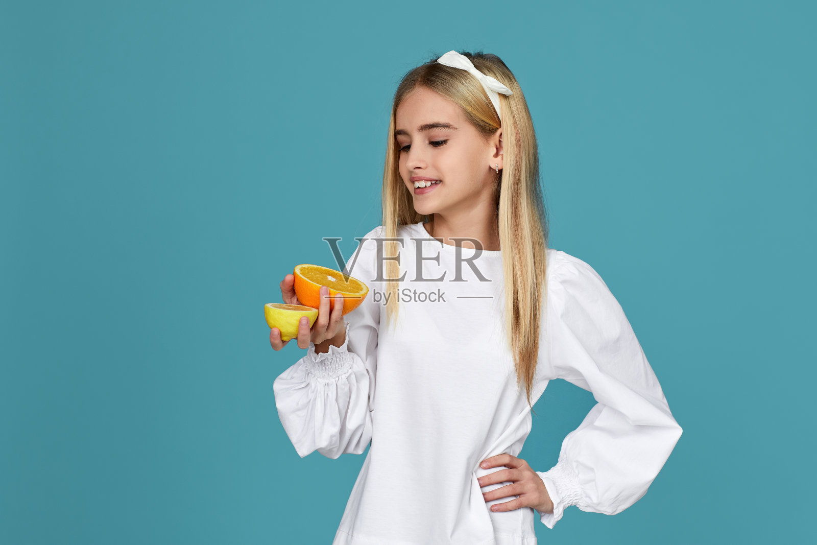 可爱的小女孩抱着新鲜多汁的葡萄柚照片摄影图片