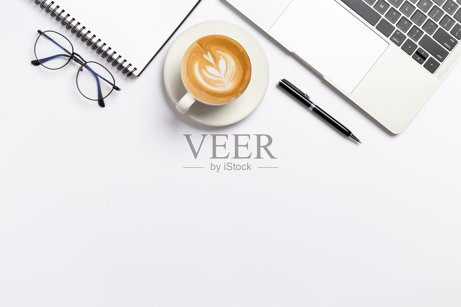 俯视图，工作办公桌与咖啡和办公用品在白色背景照片摄影图片