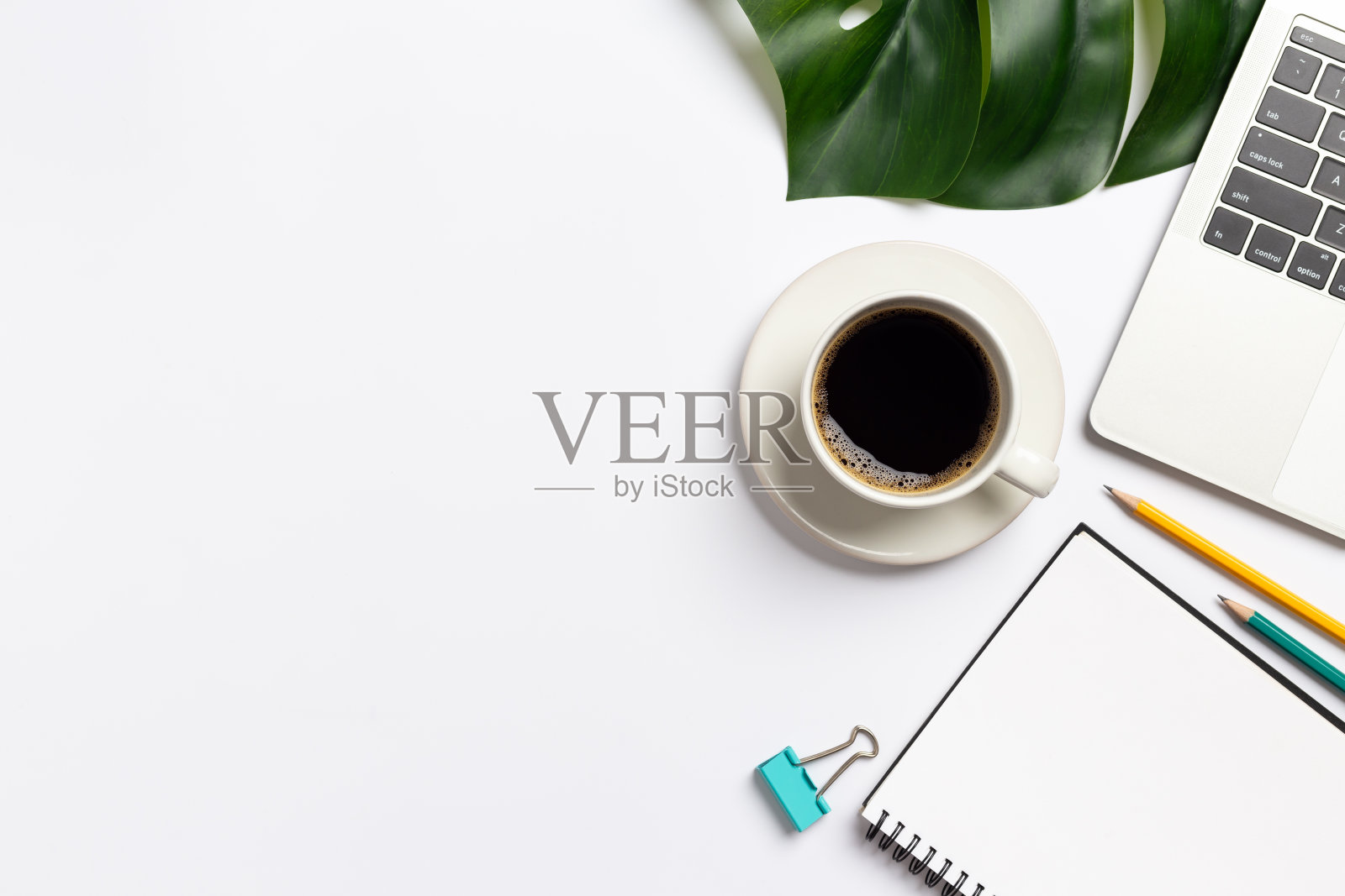 俯视图，工作办公桌与咖啡和办公用品在白色背景照片摄影图片