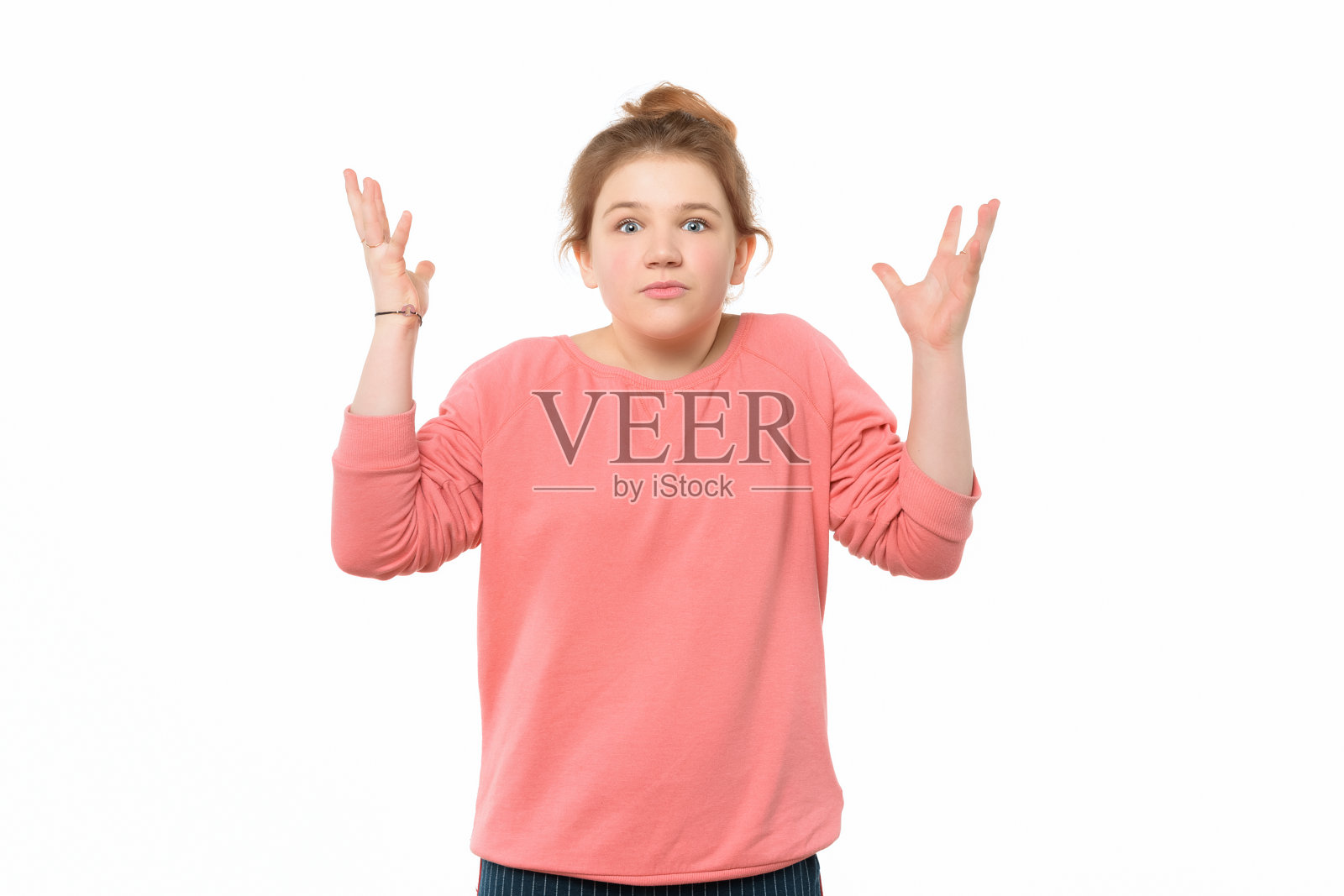 美丽的少女表现出怀疑的表情，困惑和疑惑的概念，耸耸肩照片摄影图片