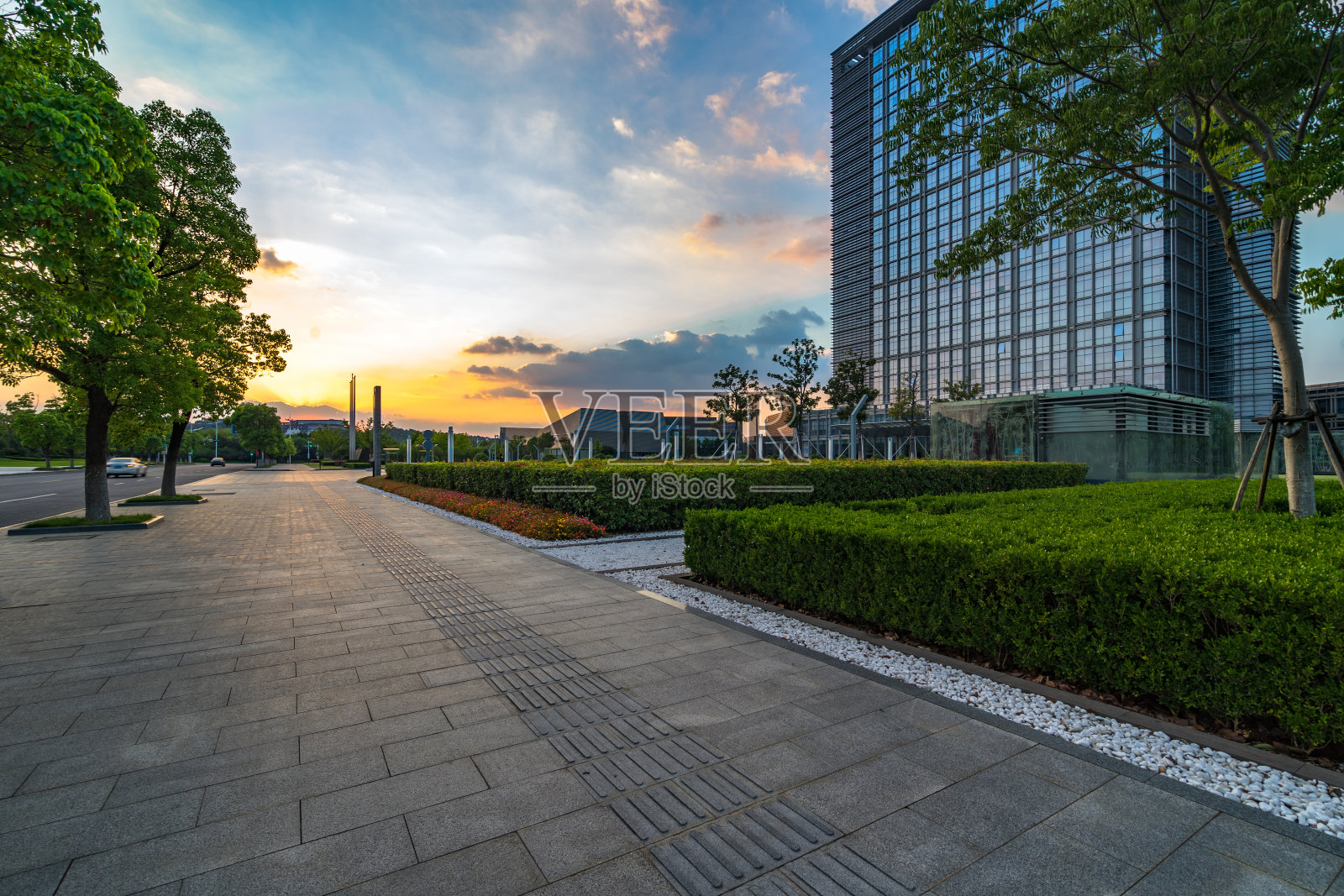 黄昏时分的现代建筑和空旷的人行道照片摄影图片