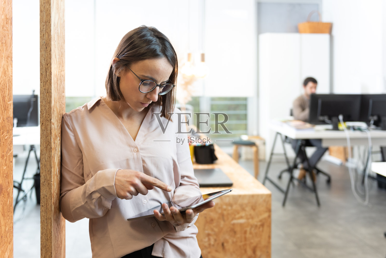 一个在办公室里放着平板电脑的西班牙裔女性照片摄影图片
