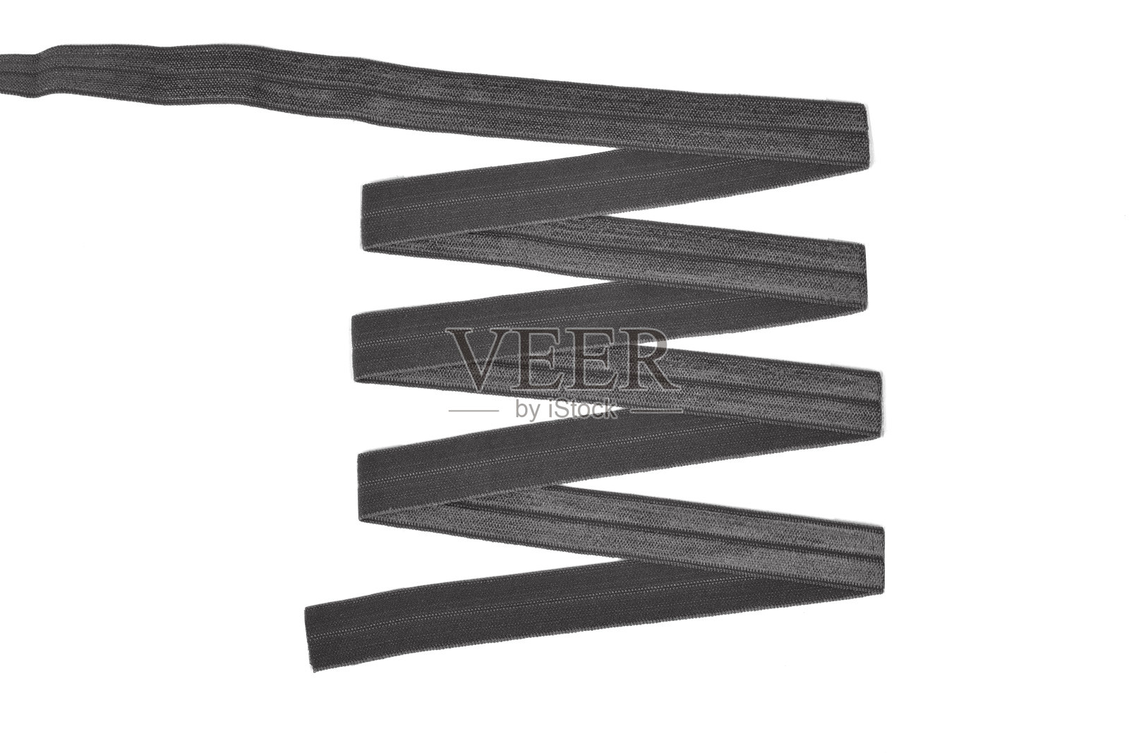 内衣的松紧带为衣服和胸罩以白色为背景，之字形排列。孤立。照片摄影图片