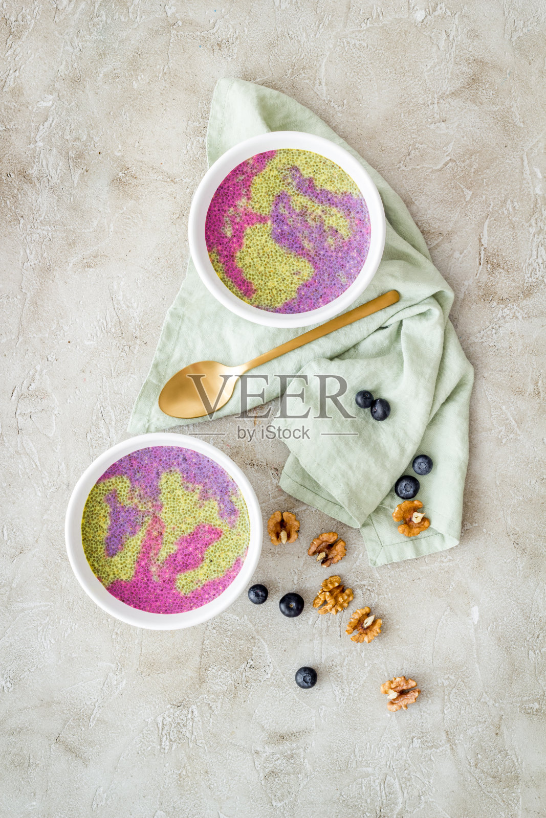 纯素巴西莓排毒奶昔碗，浆果和奇亚籽照片摄影图片