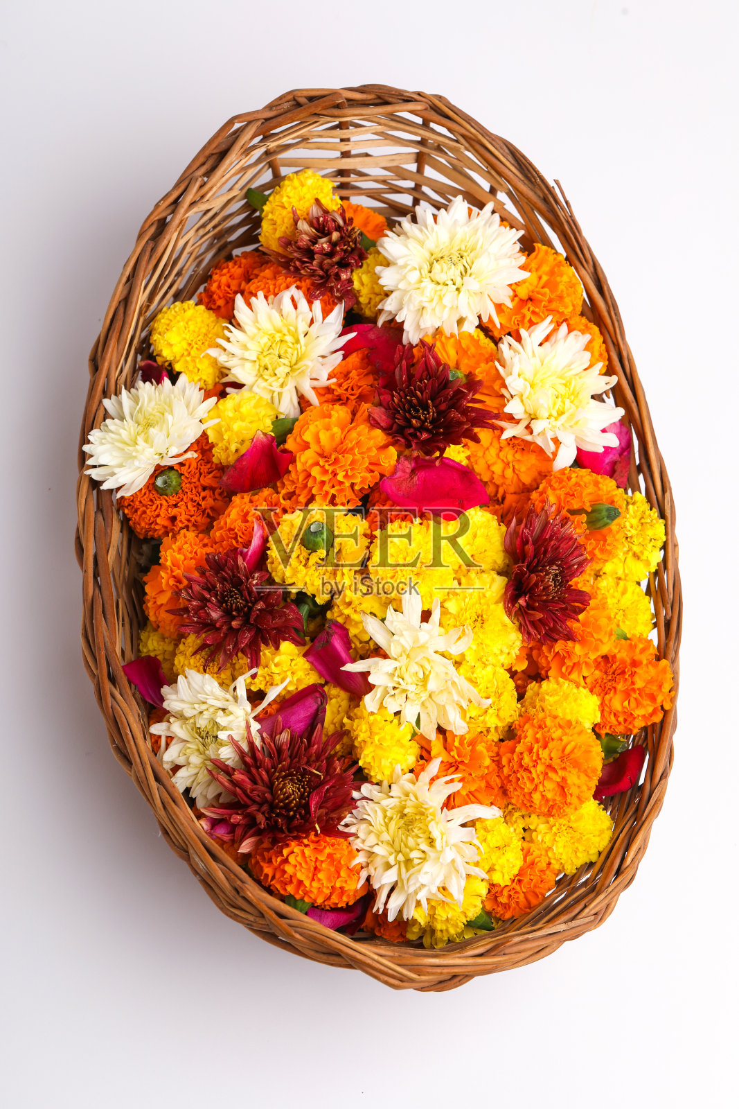 彩色万寿菊木篮白色背景照片摄影图片