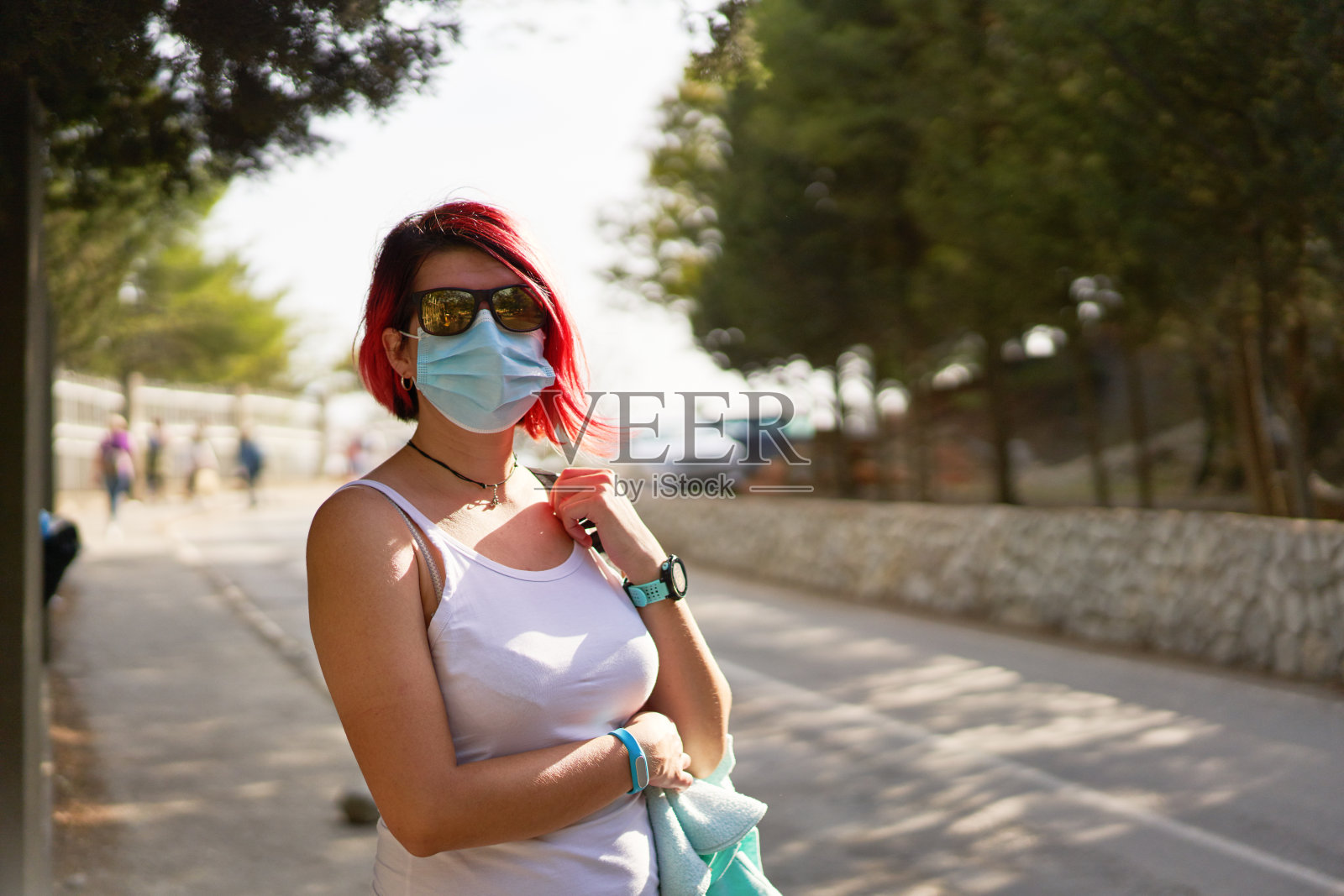 一名妇女戴着污染口罩以保护自己免受冠状病毒感染照片摄影图片