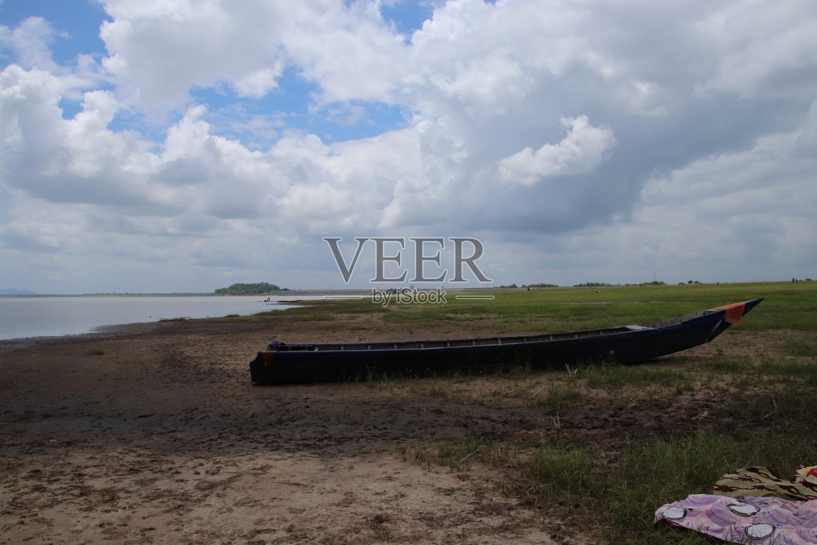 西非多哥莫诺河南贝托水坝湖上的船只。照片摄影图片