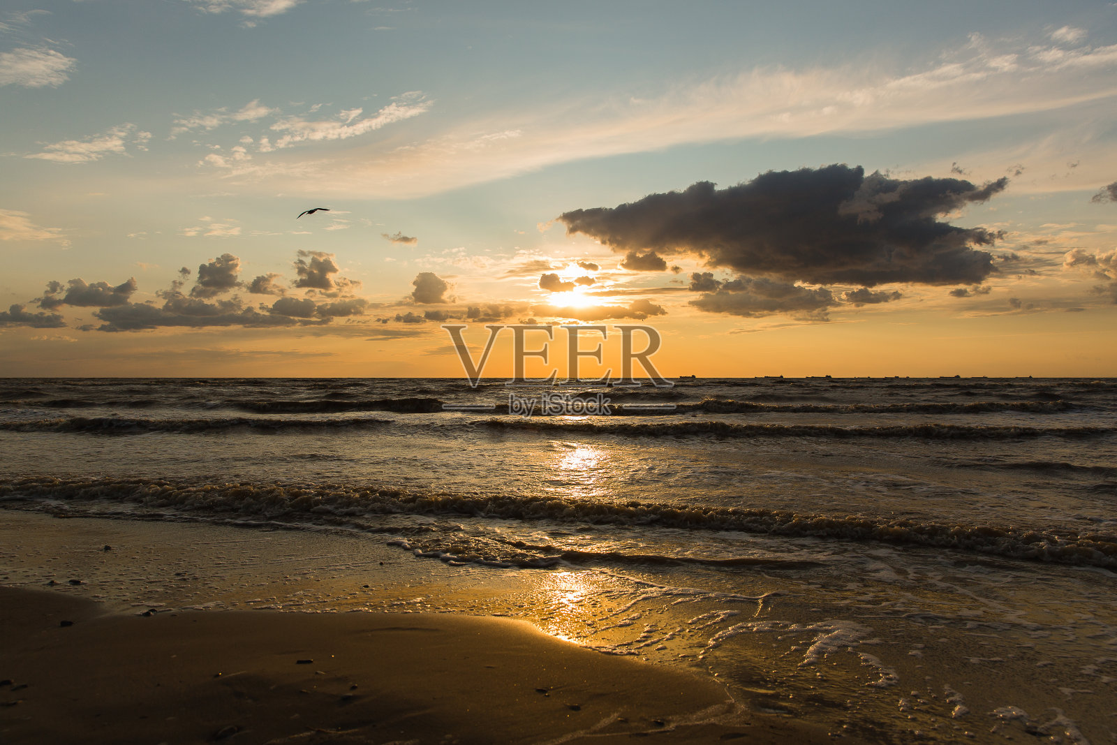 美丽的日落在海上照片摄影图片