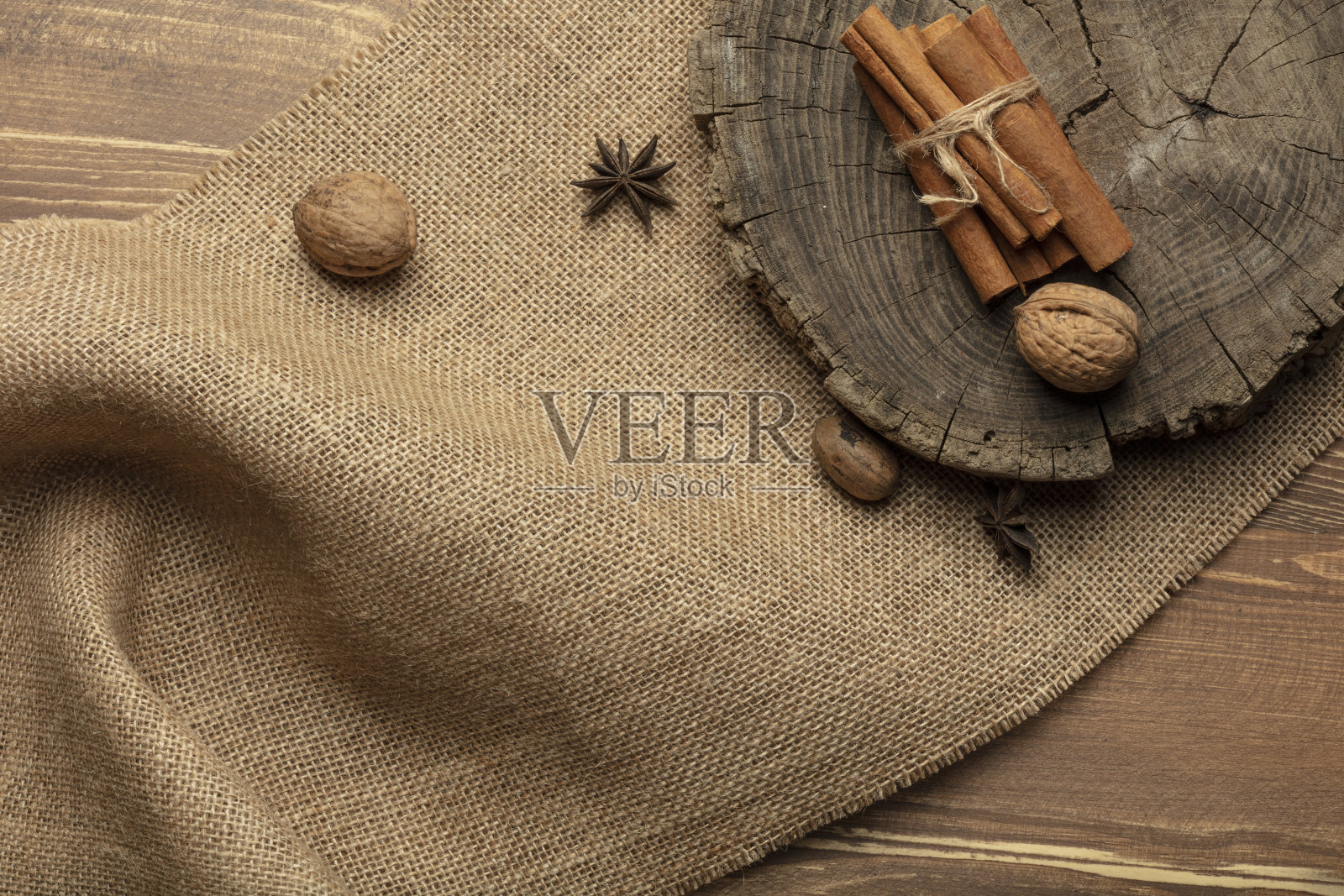 八角和肉桂放在木头上照片摄影图片