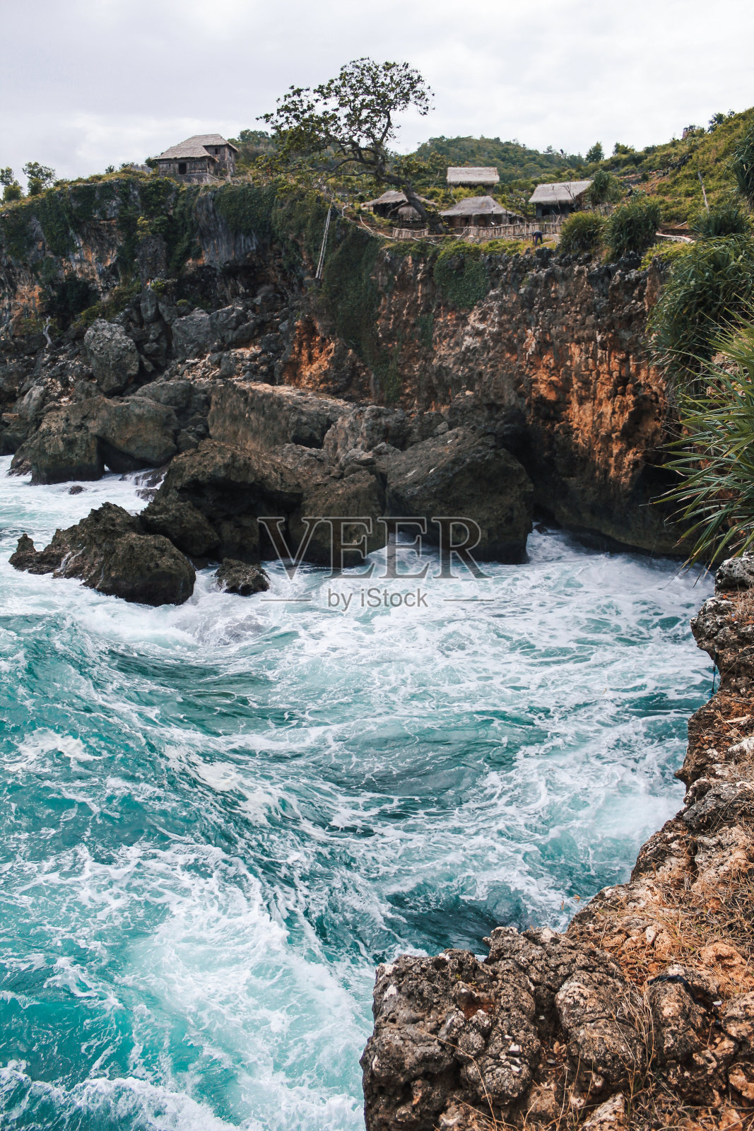 海滩附近的村庄照片摄影图片