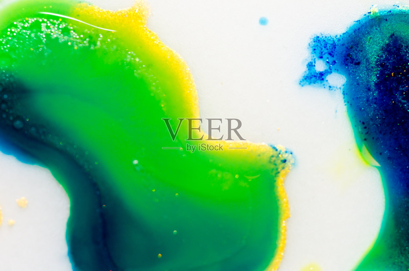 明亮的水绿色与油产生流体结构和气泡绿色，蓝色，黄色，白色和金色照片摄影图片