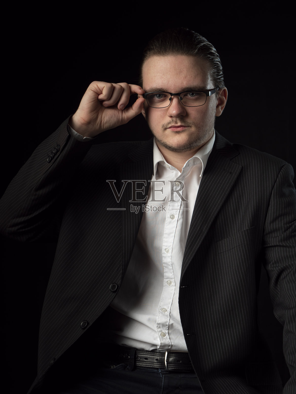 20-30岁的年轻商人坐在黑色西装照片摄影图片