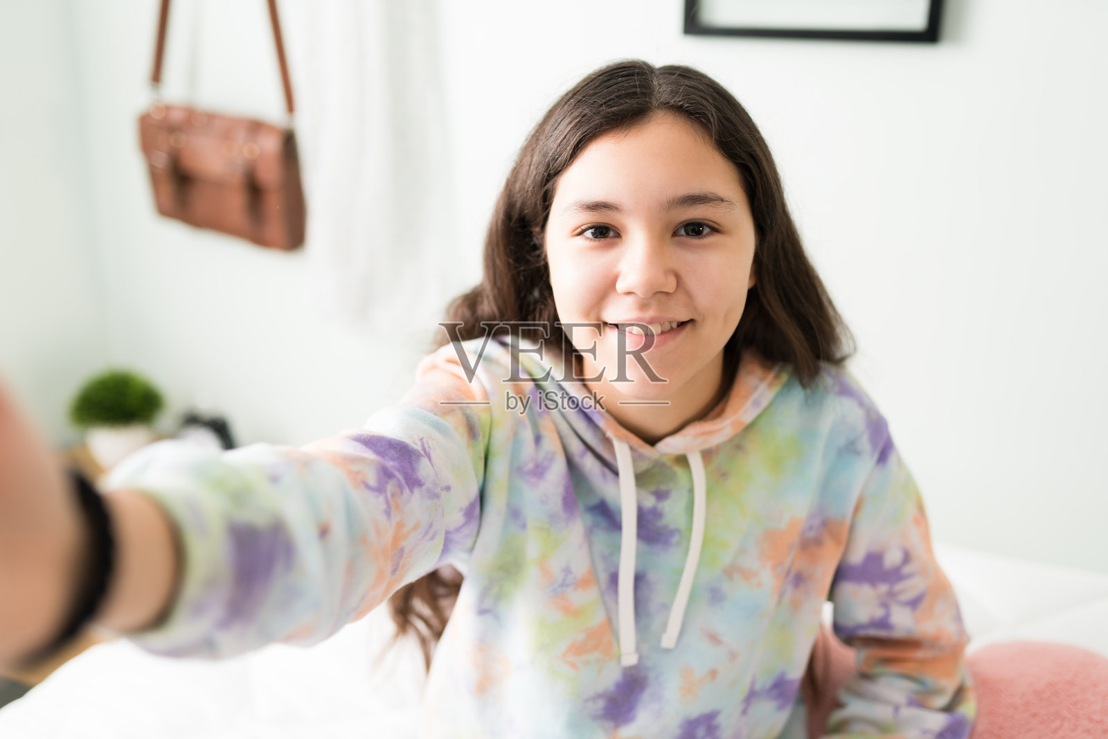 卧室里快乐的青春期女孩的肖像照片摄影图片