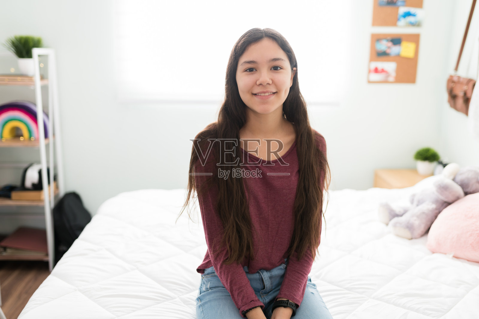 快乐的少女在阳光明媚的卧室里放松照片摄影图片