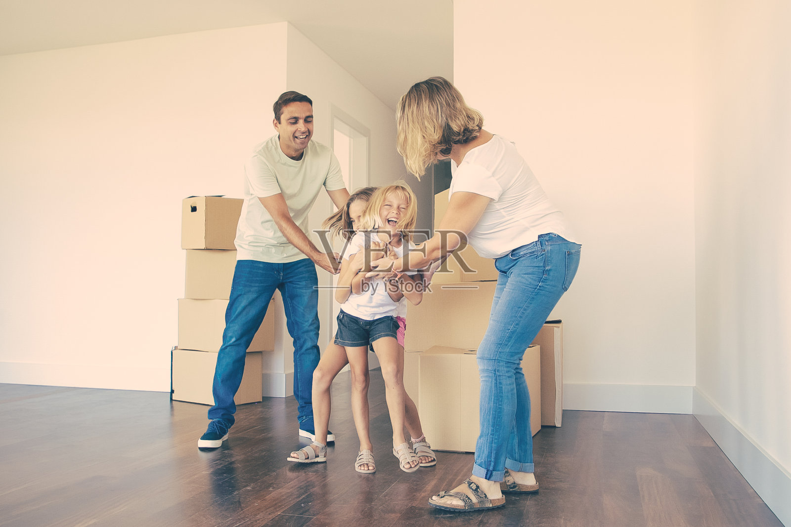 兴奋快乐的姑娘们互相挠痒痒笑个不停照片摄影图片