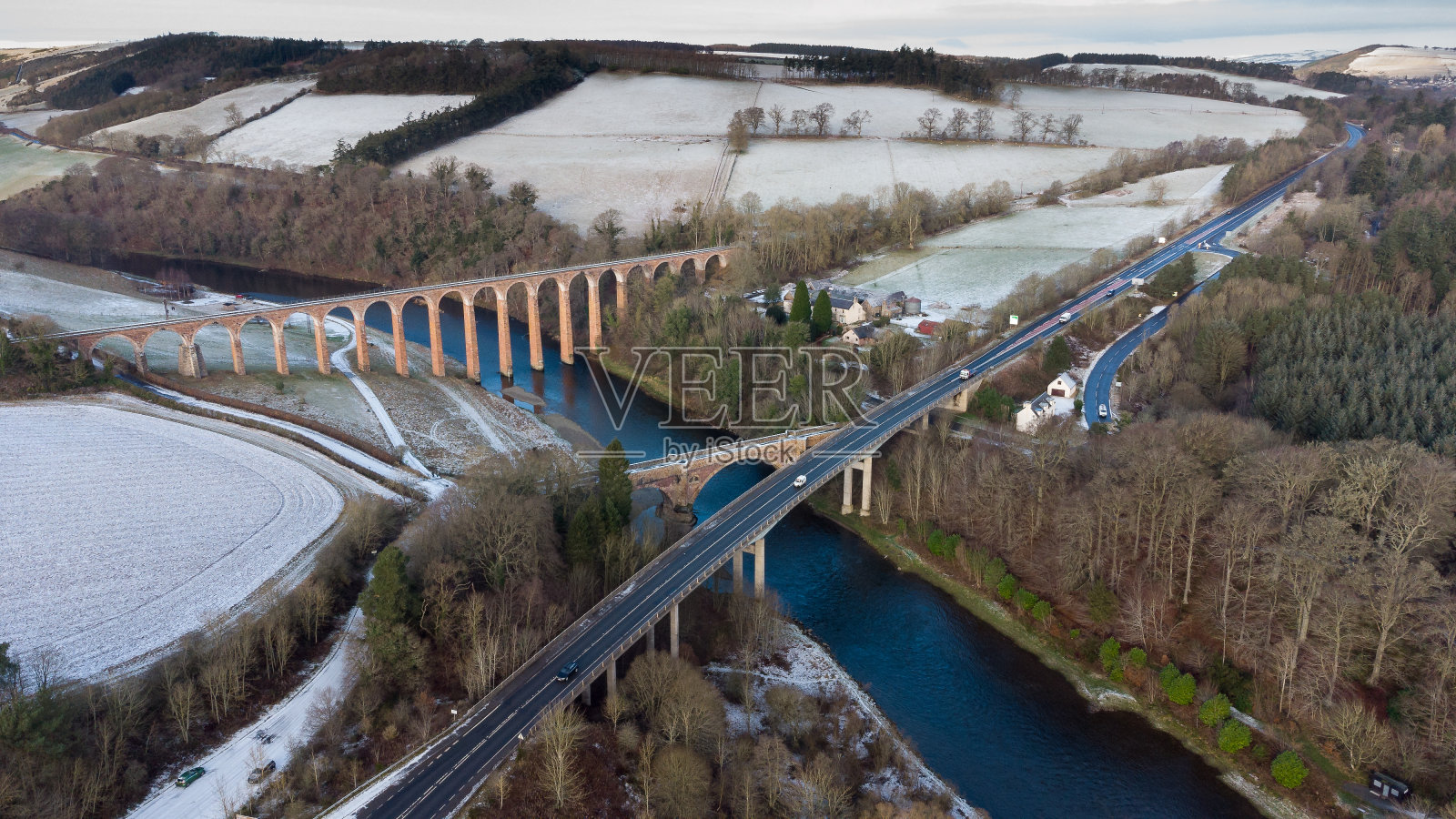 领导脚高架桥，新公路桥和旧公路桥横跨特威德河。照片摄影图片