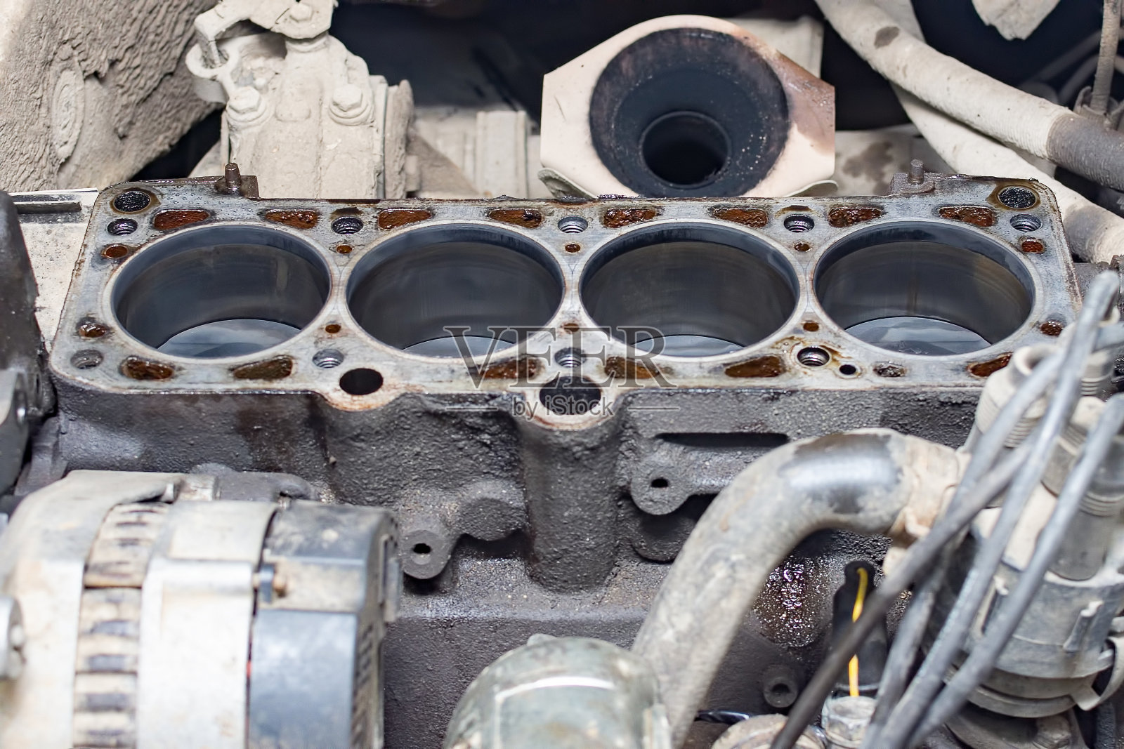 一辆汽车在修理过程中被拆解的内燃机。照片摄影图片