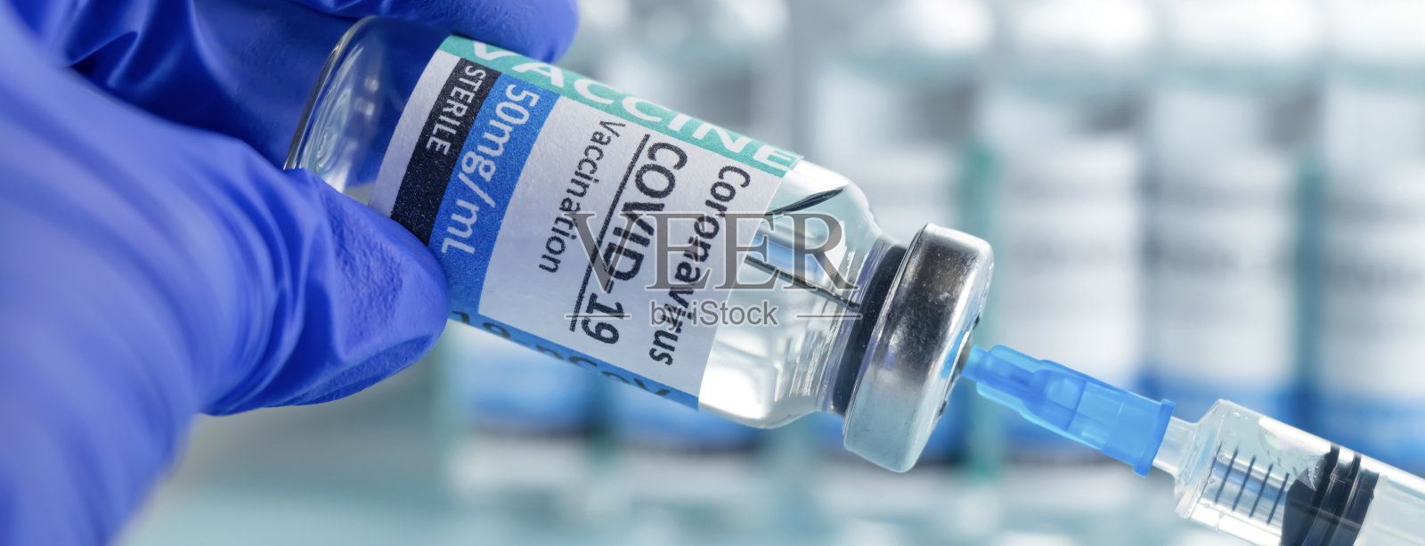 横幅上有医生、护士、科学家、研究人员手持蓝色手套，手持冠状病毒、covid-19疫苗疾病，准备进行人体临床试验的疫苗接种照片摄影图片