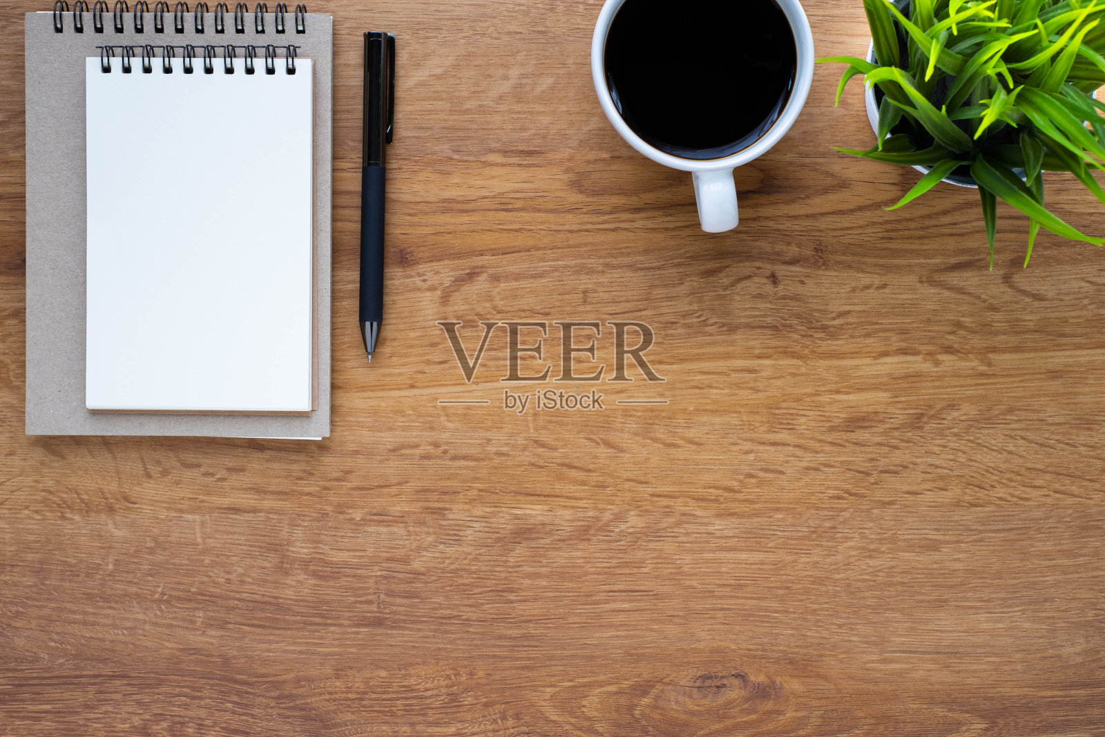 俯视图打开的学校笔记本与空白页，咖啡杯和笔，以记笔记在桌子的背景。平躺，创造性的工作空间办公室。商业教育理念与复制空间。照片摄影图片