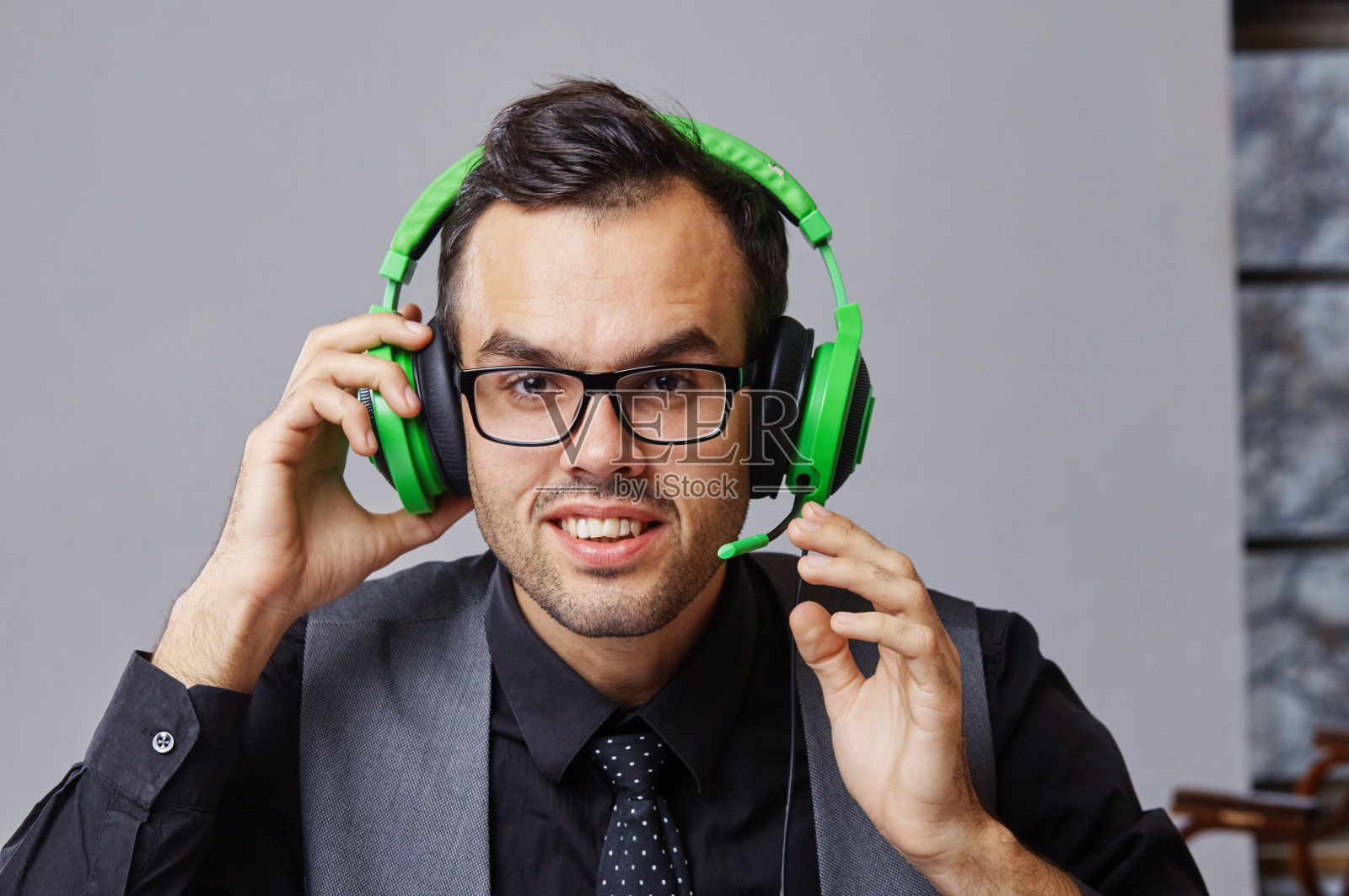 呼叫中心话务员戴着耳机工作。照片摄影图片