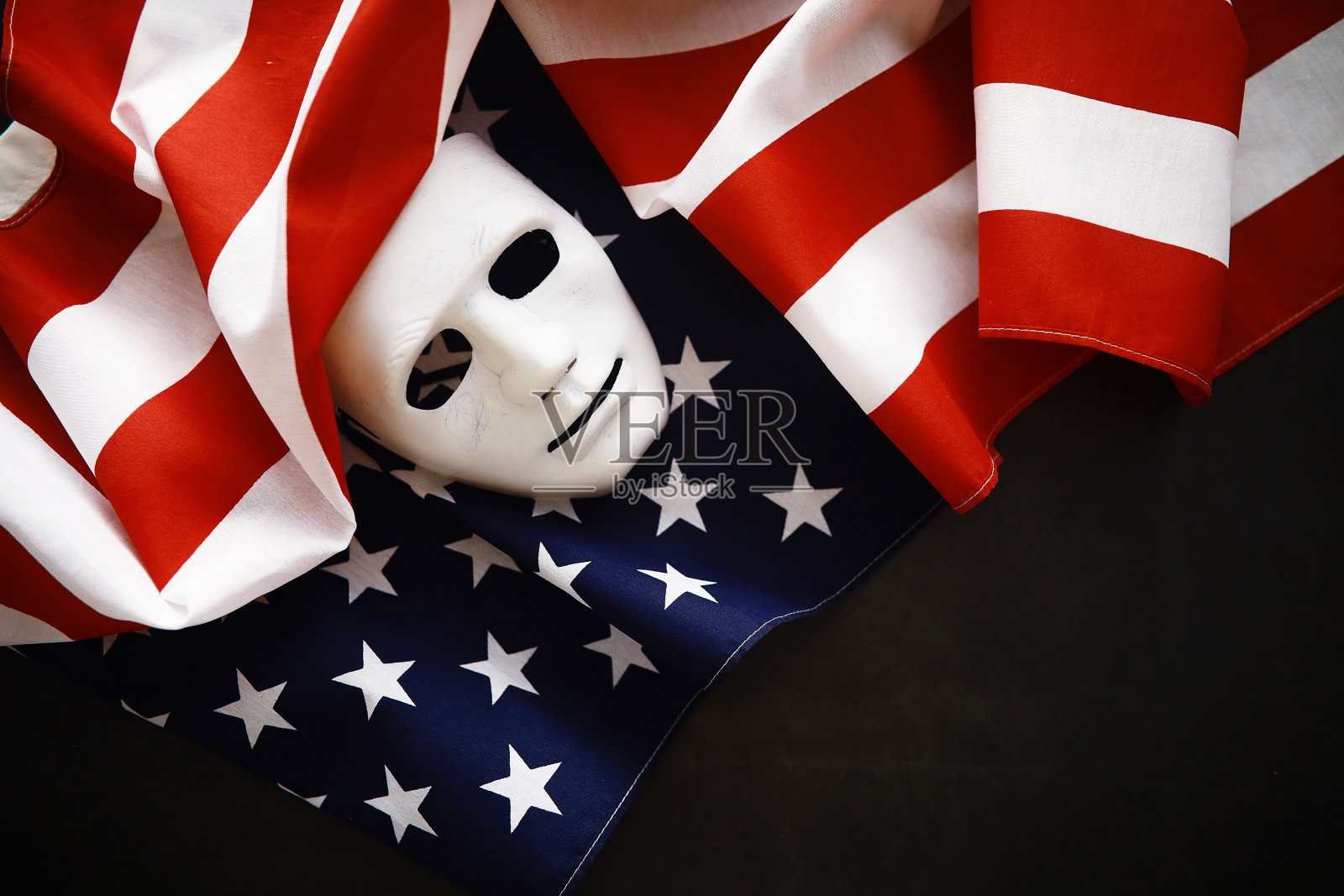 飘扬的美国国旗。美国国旗为阵亡将士纪念日或7月4日。美国国旗黑色背景的特写照片摄影图片