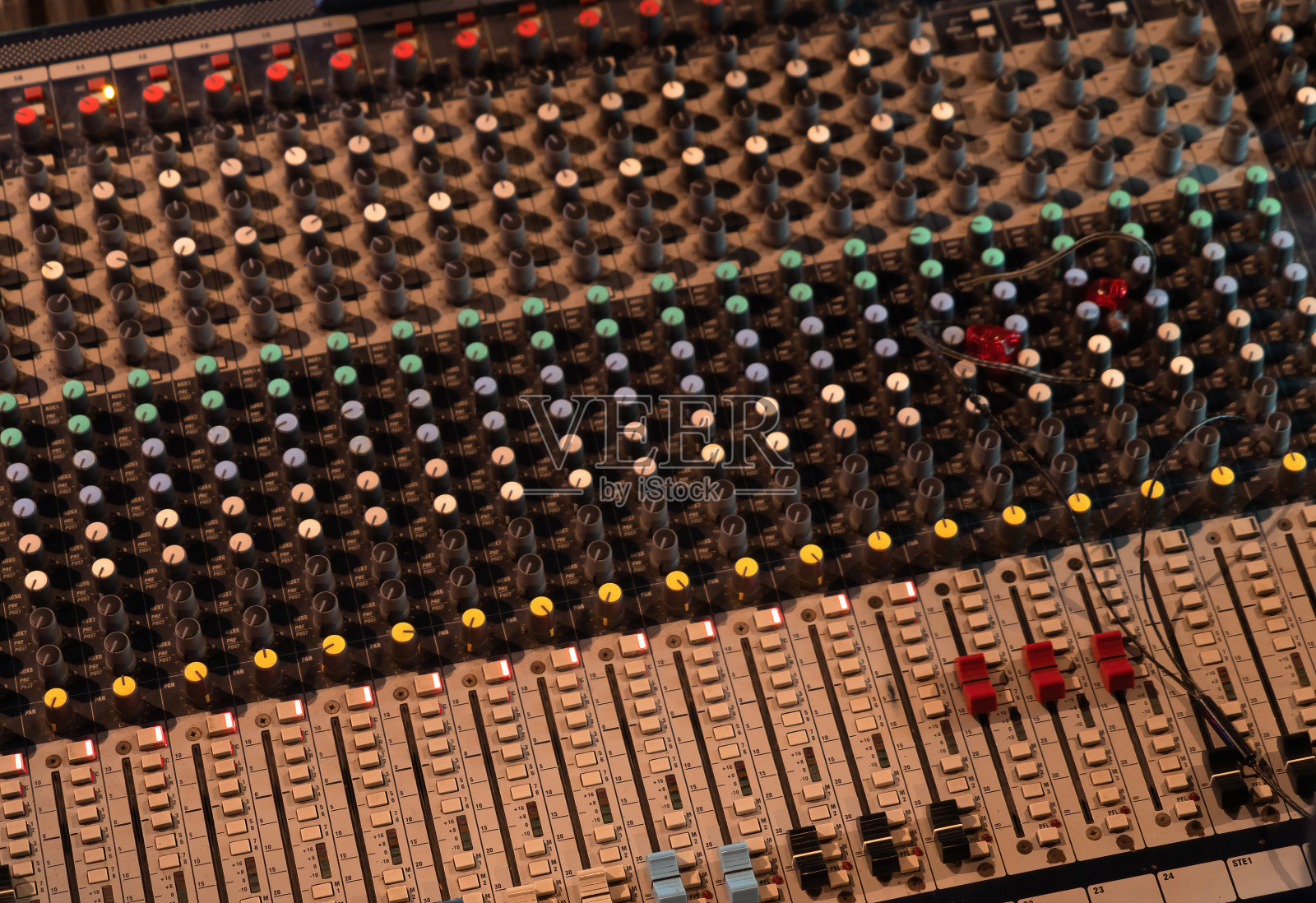 在CD播放器或在夜总会期间为DJ的歌曲混合。夜店夜店的夜生活在夜店夜店背景为派对音乐、节日舞蹈表演。娱乐夜生活。照片摄影图片