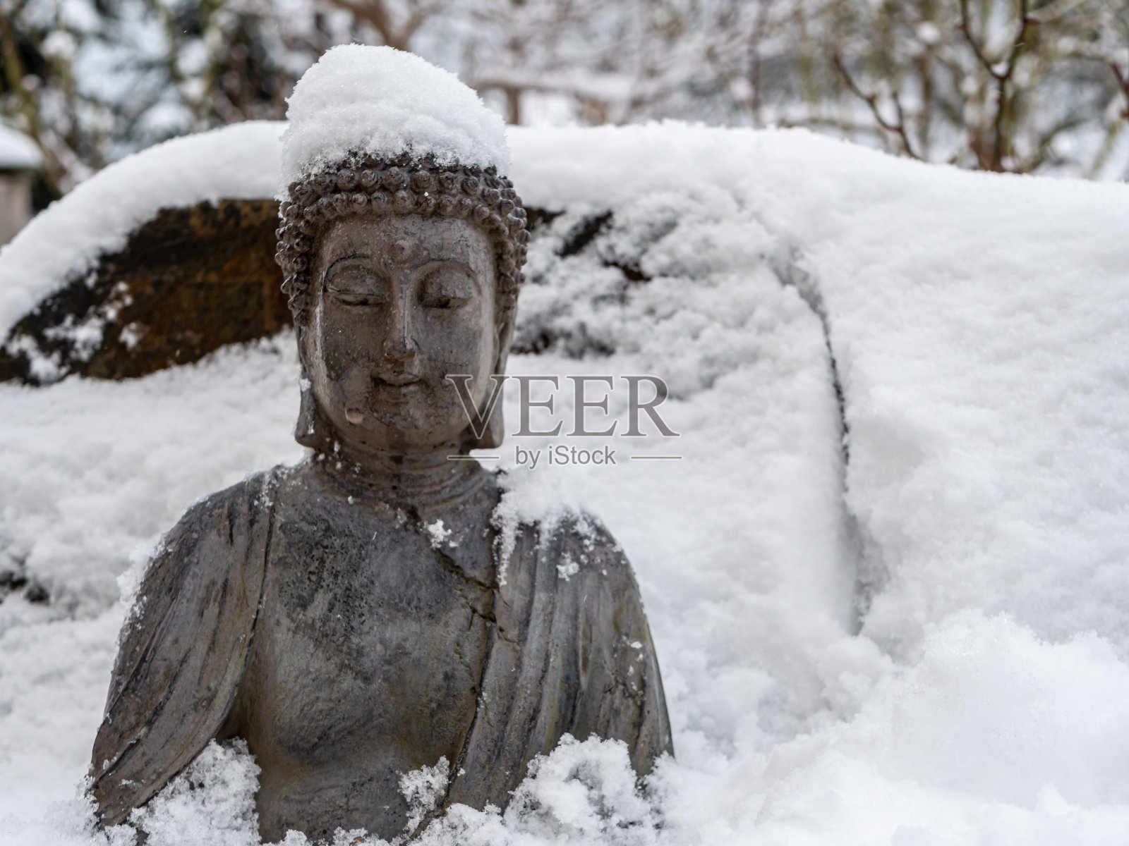 佛在雪中，在冬天的风景照片摄影图片