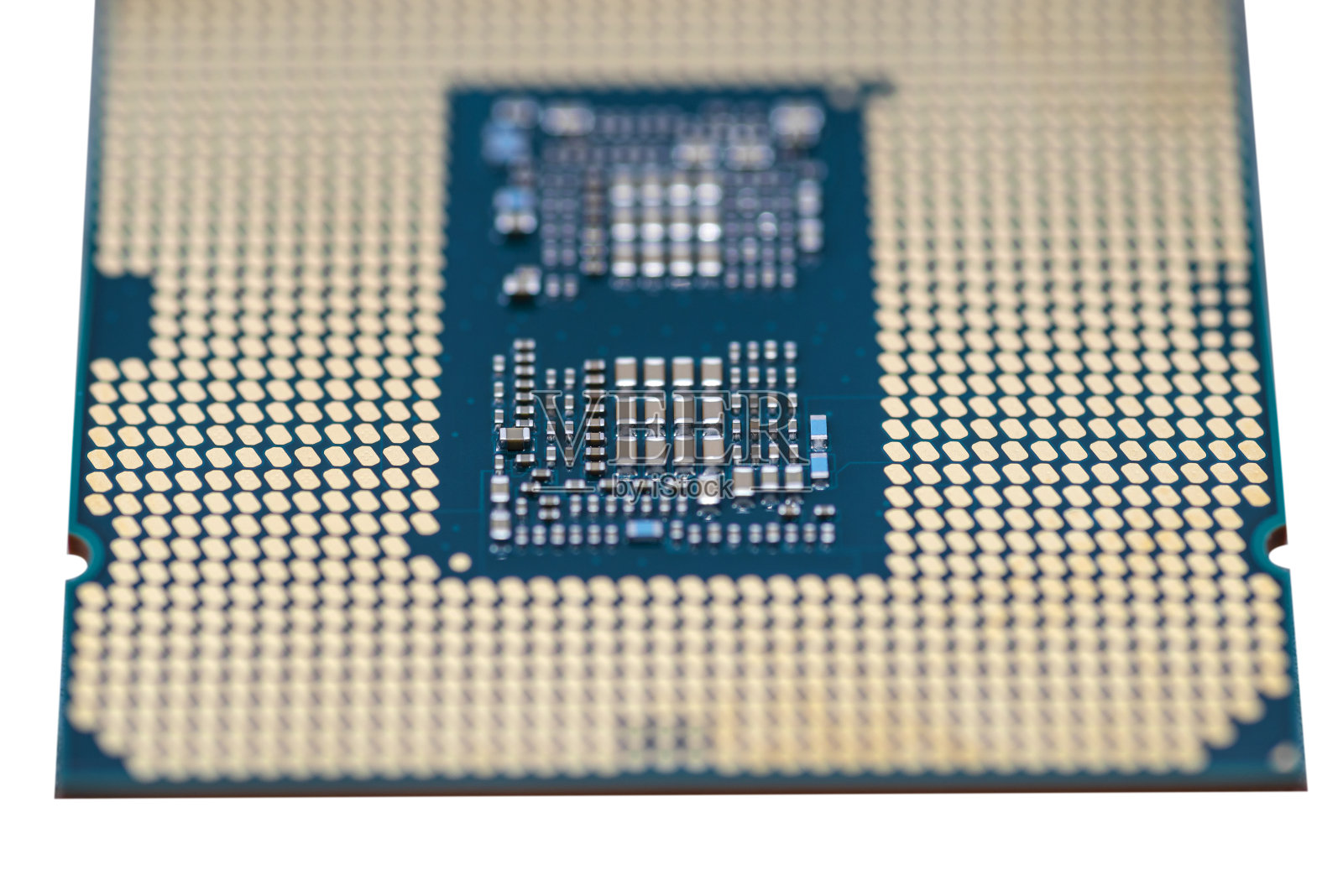 现代CPU处理器的宏图，位于LGA 1200插座下，绿色电路板上，白色背景上隔离。照片摄影图片