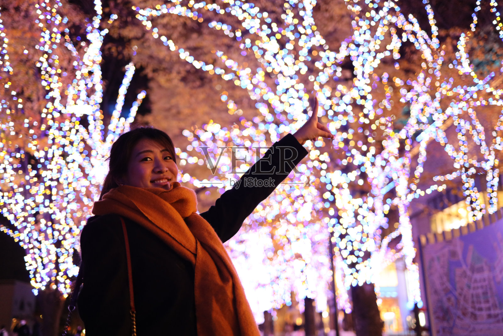 美丽的年轻女子享受城市的灯光照片摄影图片