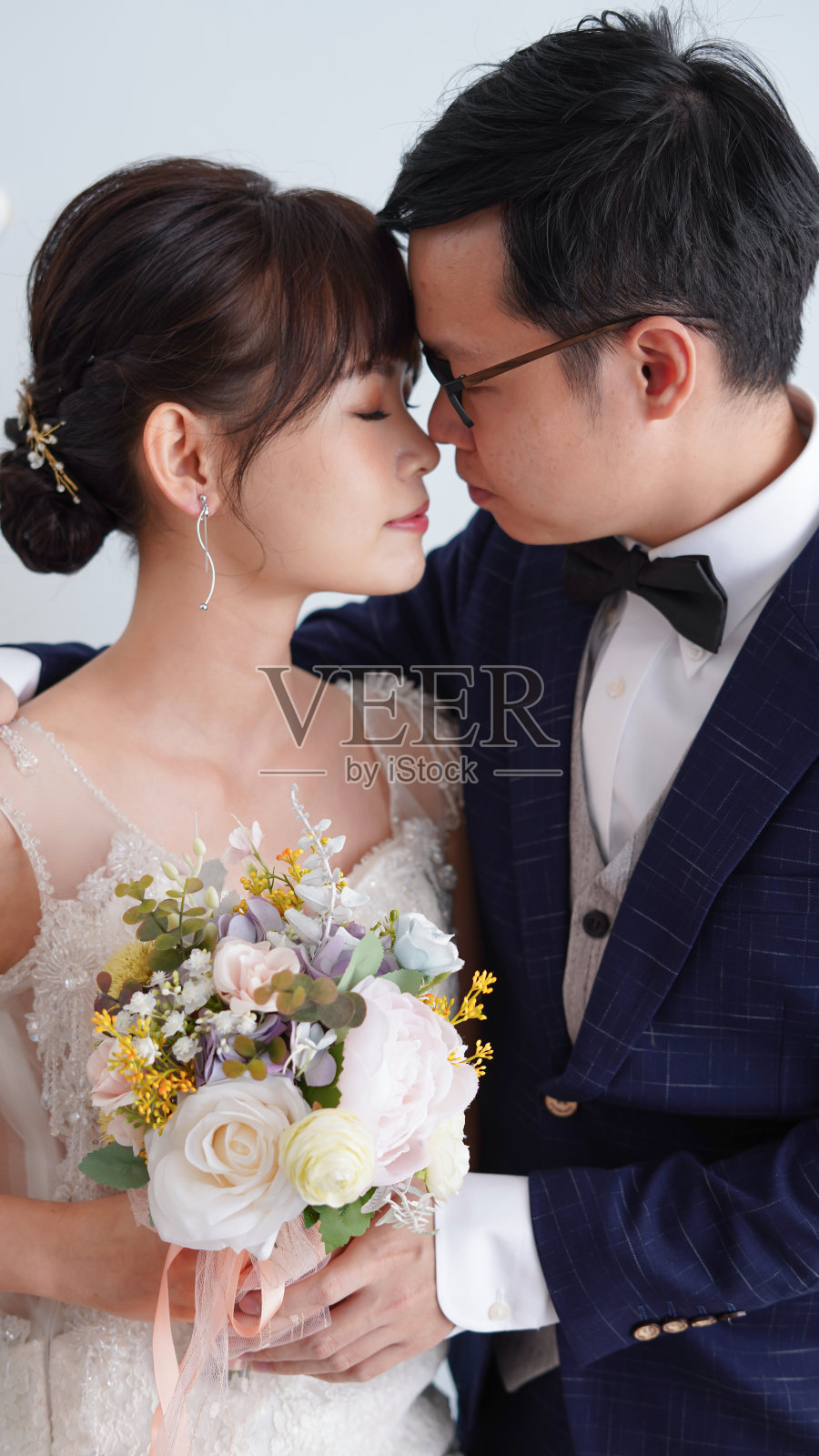 一对亚洲华人夫妇的结婚照照片摄影图片