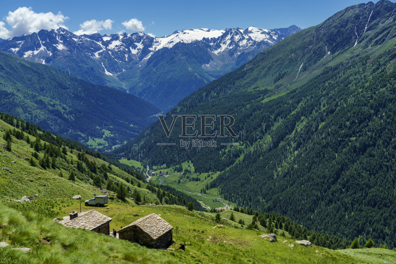 帕索加维亚，意大利伦巴第的山口，在夏天到瓦尔卡莫尼卡照片摄影图片