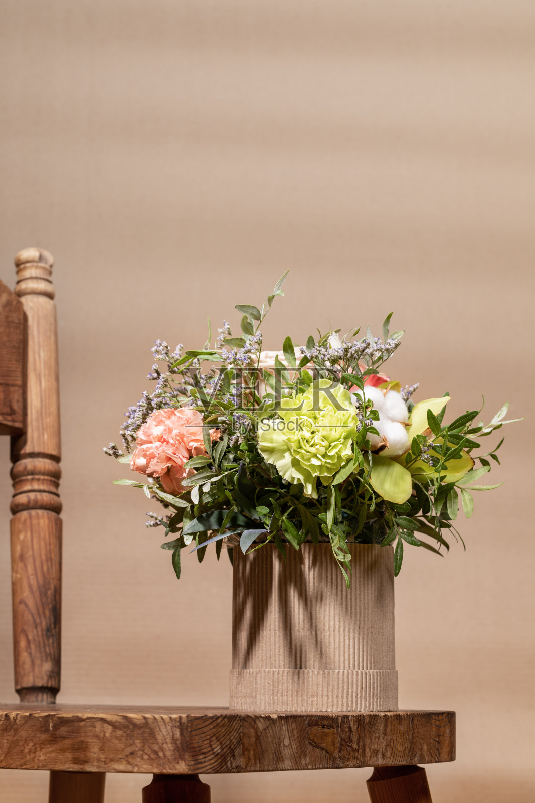 生态假日几何构图，DIY纸制花瓶、旧木椅、花束等。照片摄影图片