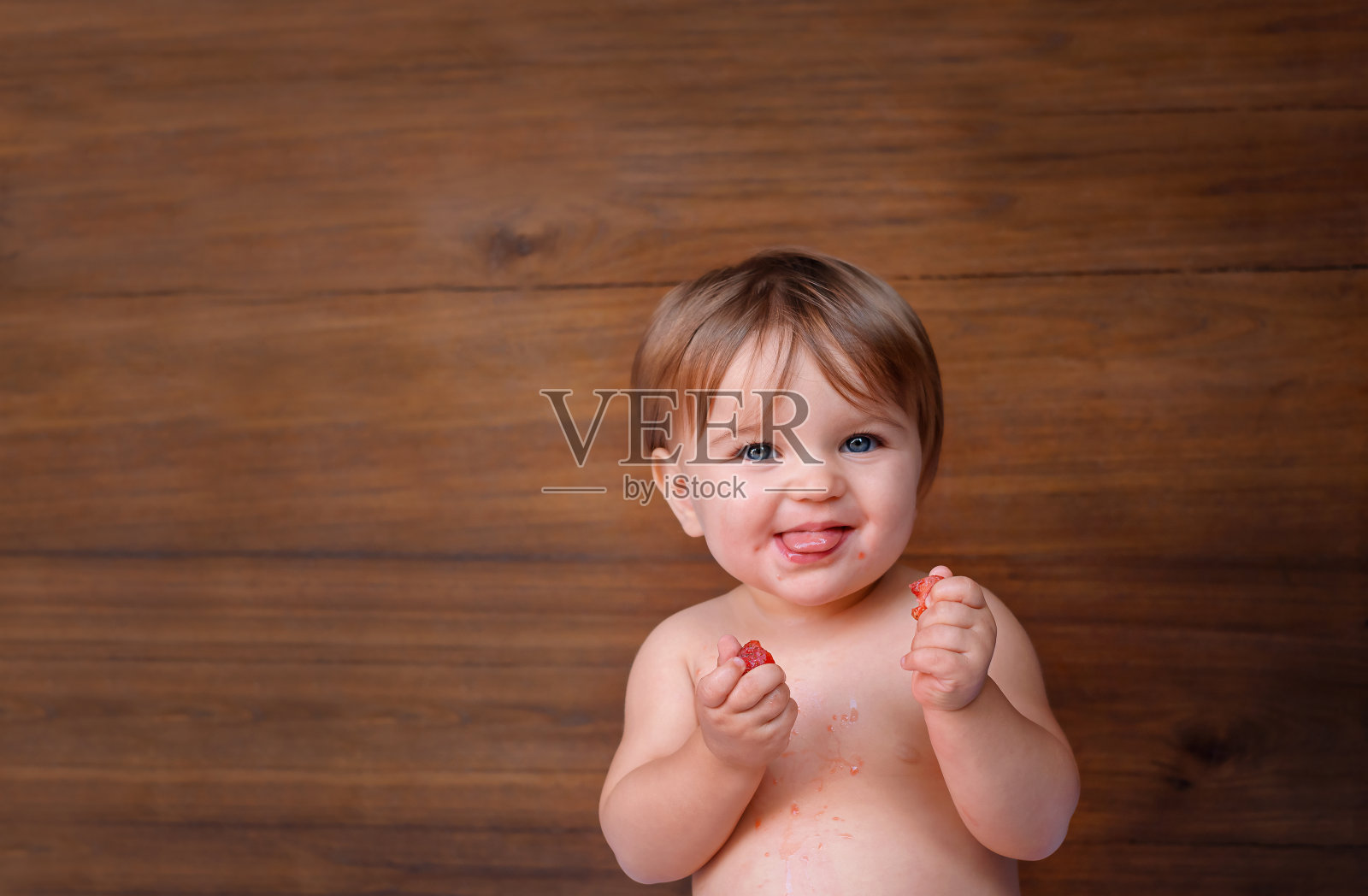 孩子和草莓照片摄影图片