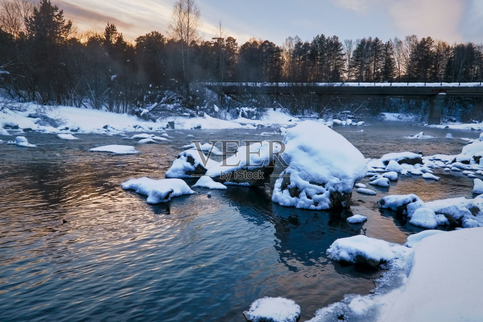 冬季日落时森林里的河流。冬季日落乡村河流景观。照片摄影图片